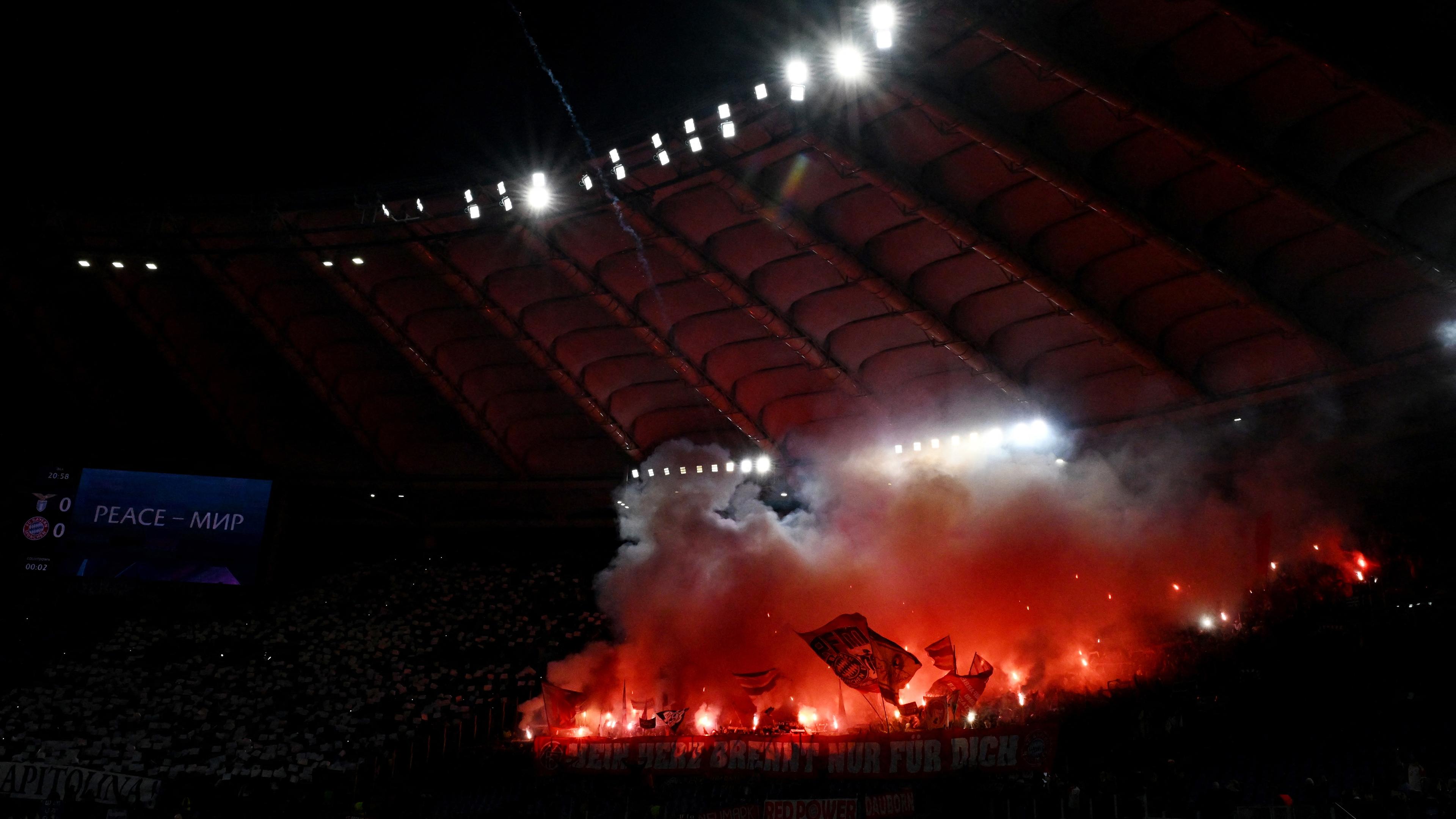 Italien, Rom: Fußball, Champions League, Lazio Rom - Bayern München: Fans von FC Bayern München mit Leuchtraketen auf der Tribüne
