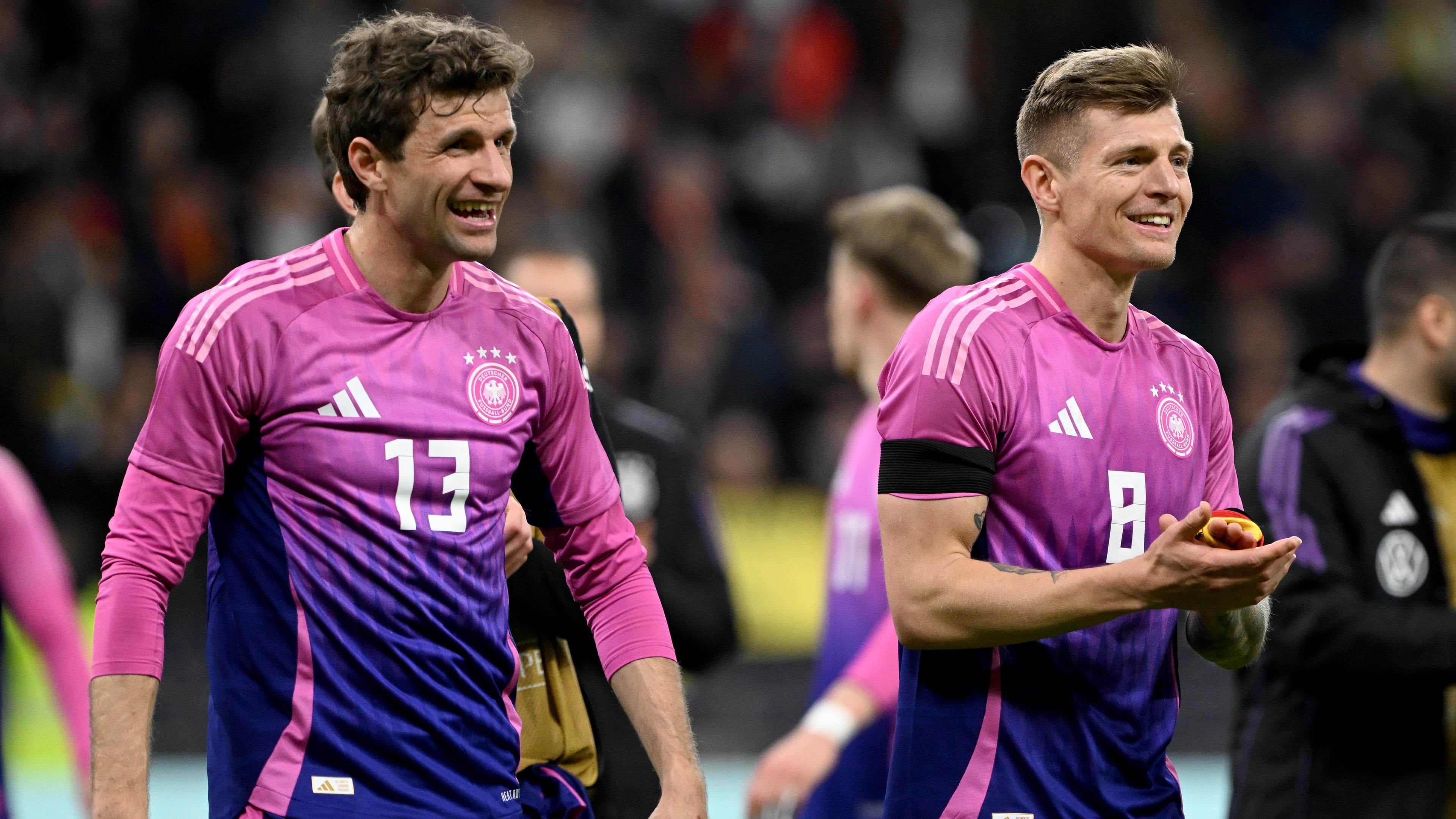 Thomas Müller und Toni Kroos laufen nach dem 2:1-Sieg gegen die Niederlande über den Rasen