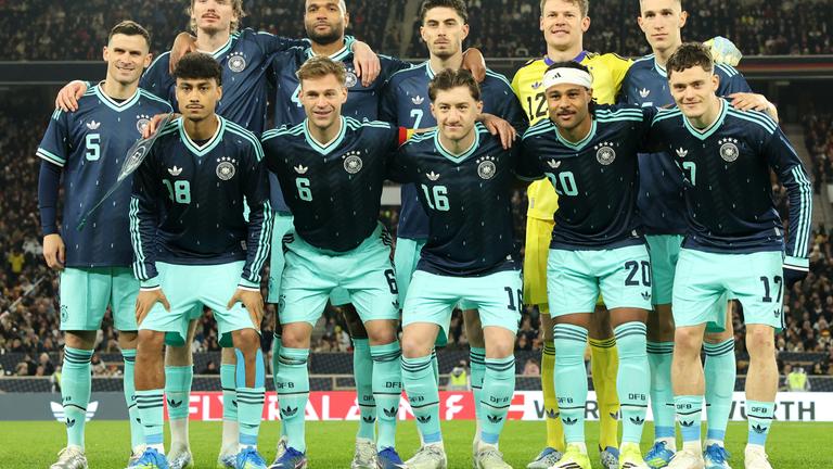 Die Spieler der deutschen Nationalmannschaft haben vor dem Spiel Aufstellung für ein Teamfoto genommen.