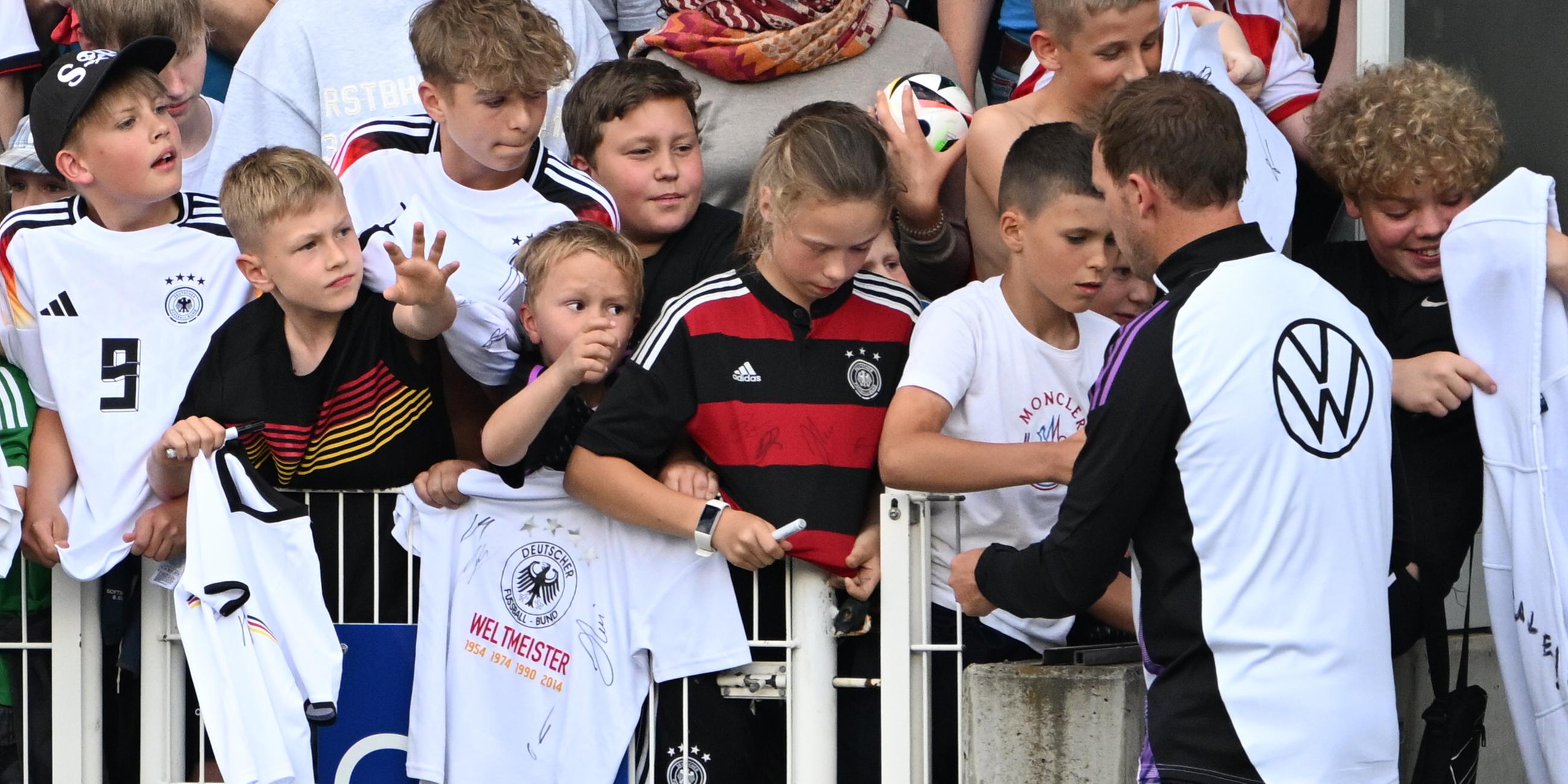 Fußball: Bundestrainer Julian Nagelsmann gibt Autogramme.