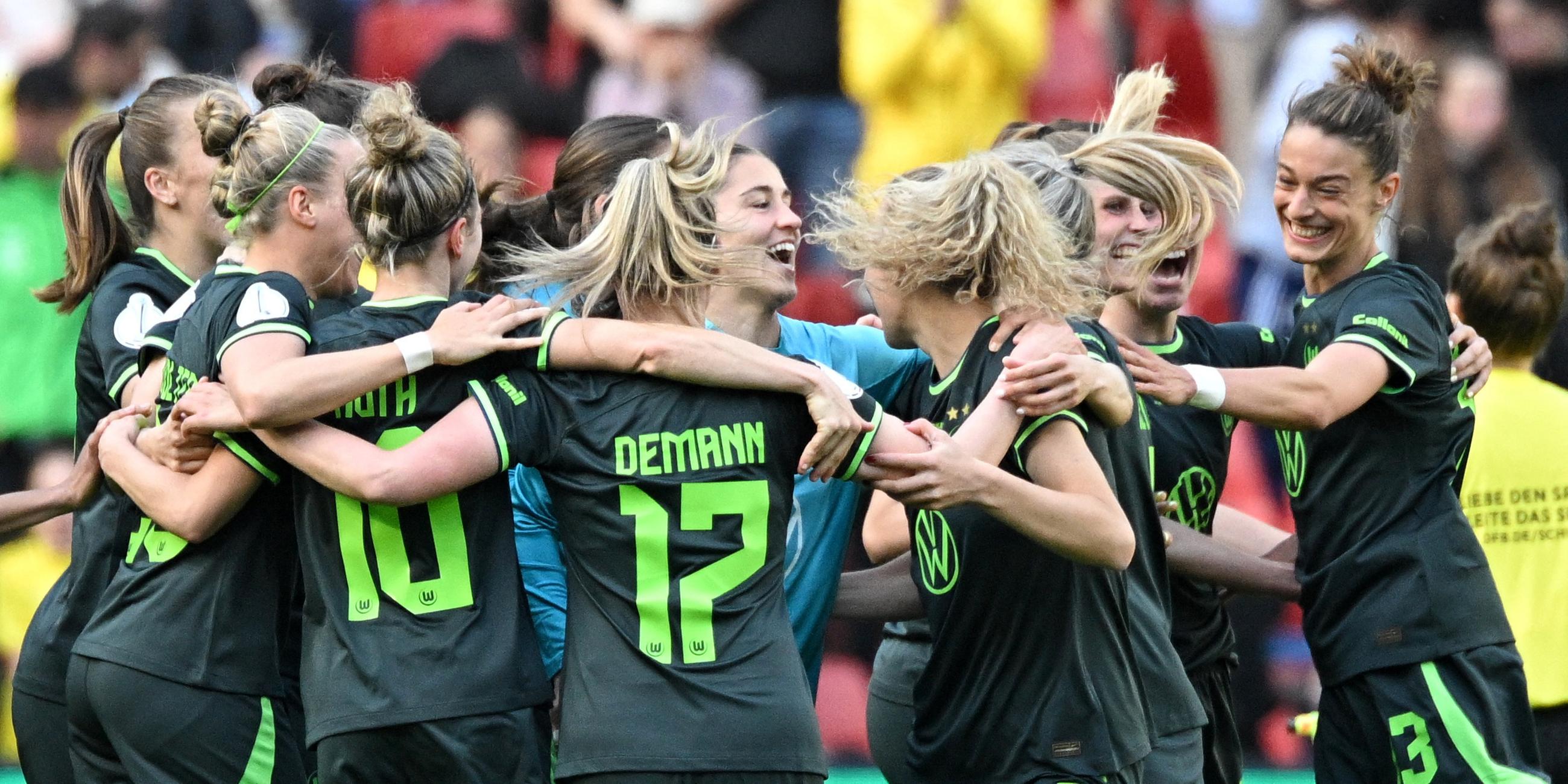 Die Spielerinnen des VfL Wolfsburg bejubeln den Pokalsieg