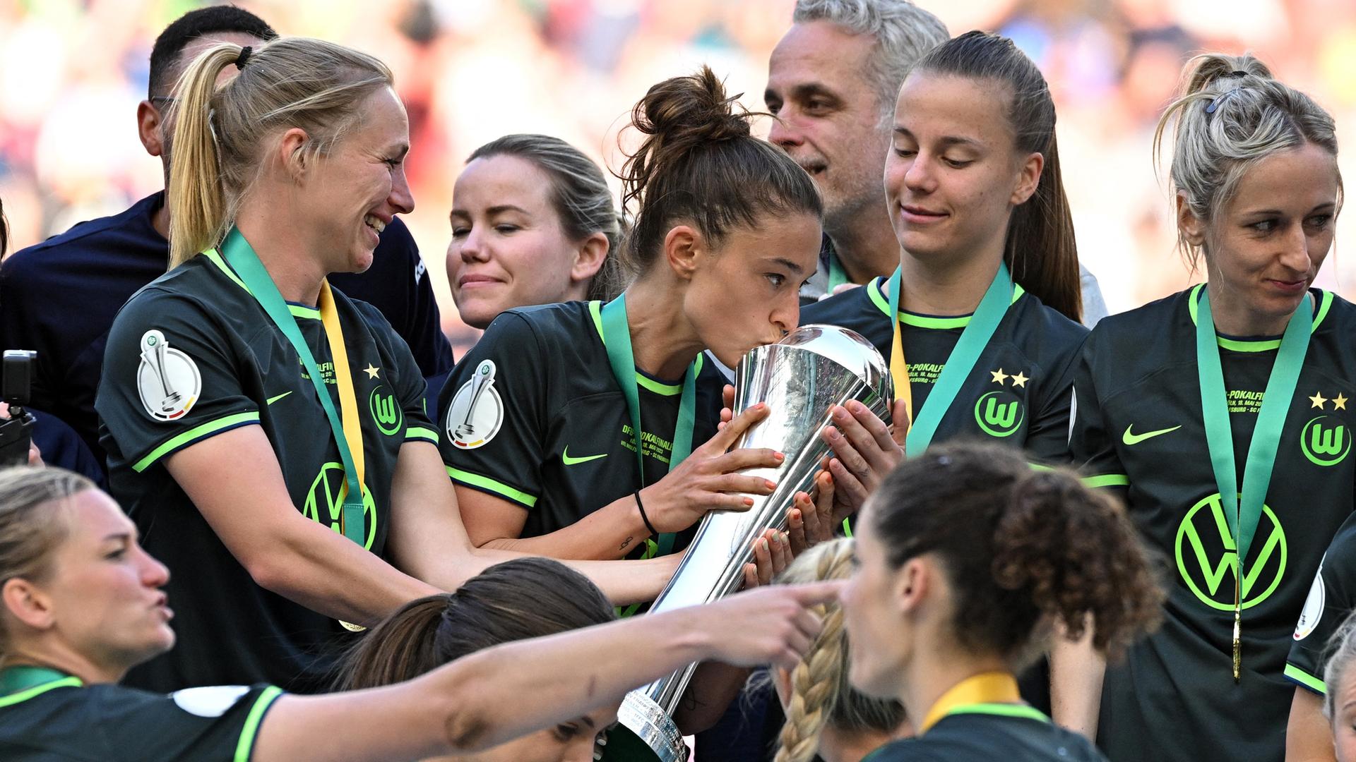 Die Frauen des VfL Wolfsburg mit dem DFB-Pokal