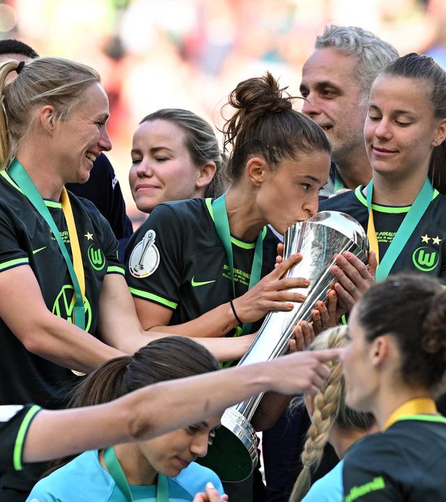 Die Frauen des VfL Wolfsburg mit dem DFB-Pokal