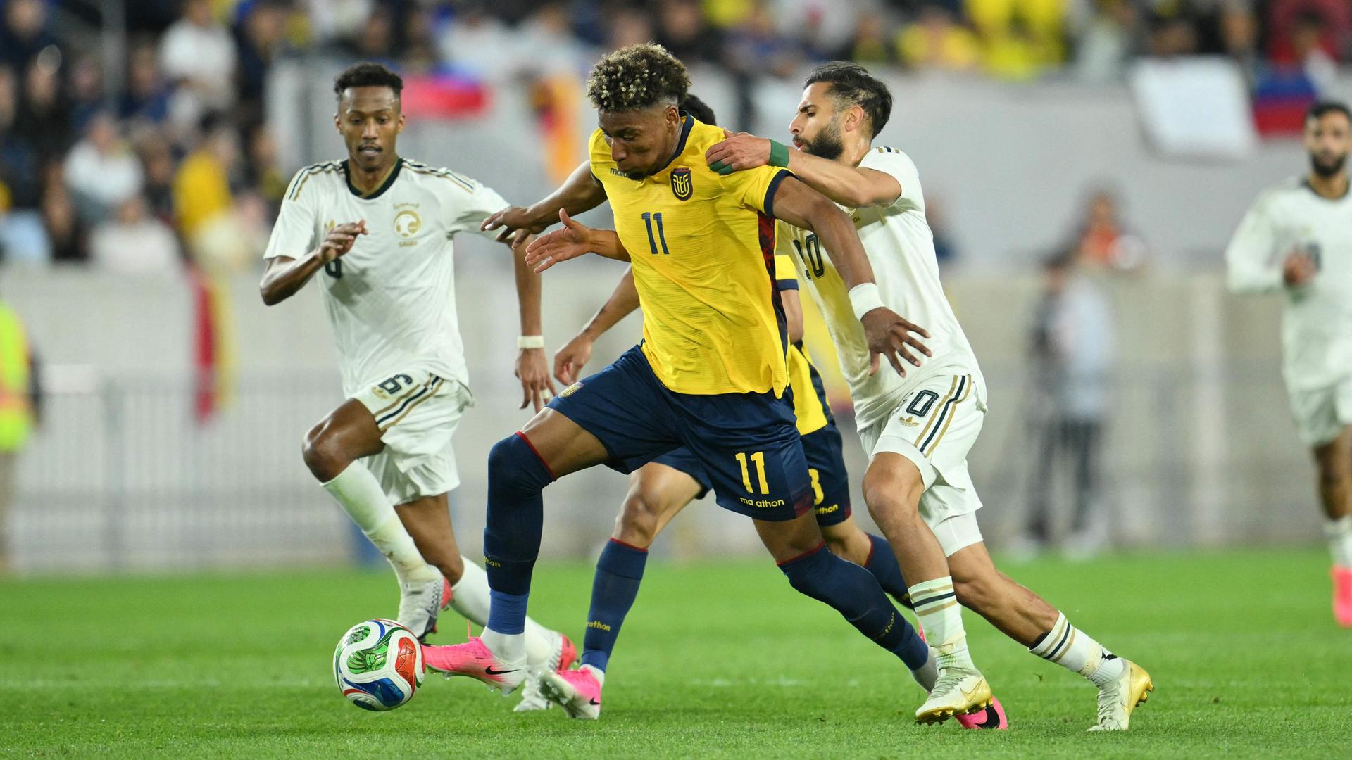 Kevin Rodriguez (Ecuador) und Nasser Al-Dawsari (Saudi-Arabien) kämpfen. 