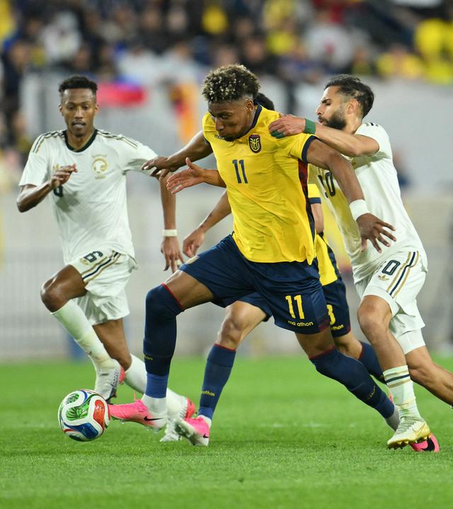 Kevin Rodriguez (Ecuador) und Nasser Al-Dawsari (Saudi-Arabien) kämpfen. 