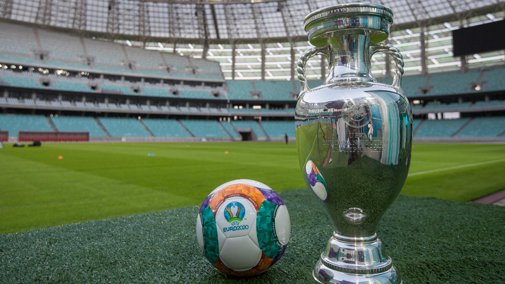 Der Spielball und die Trophäe der Fußball-EM 2020