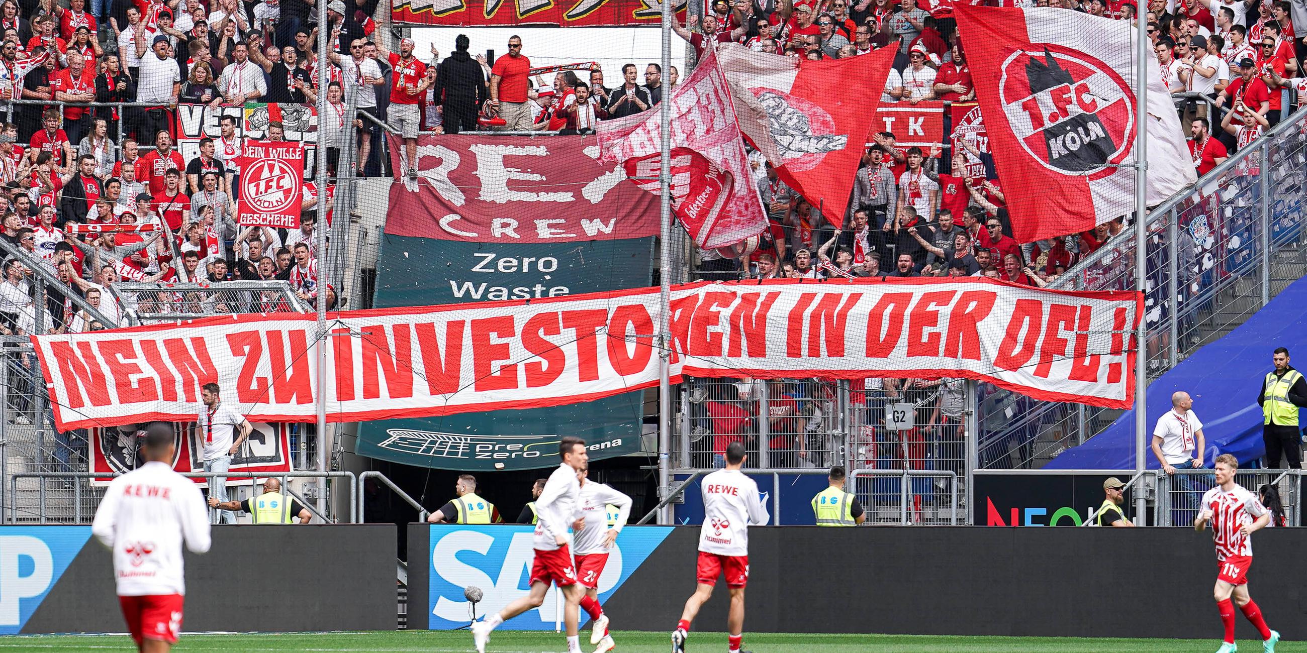 Fans des 1. FC Köln protestieren mit einem Banner gegen die Investorenpläne der DFL