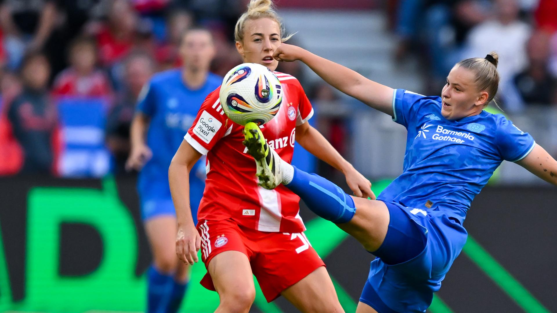 Fußball: Frauen-Bundesliga 1. Spieltag, FC Bayern gegen Leverkusen.