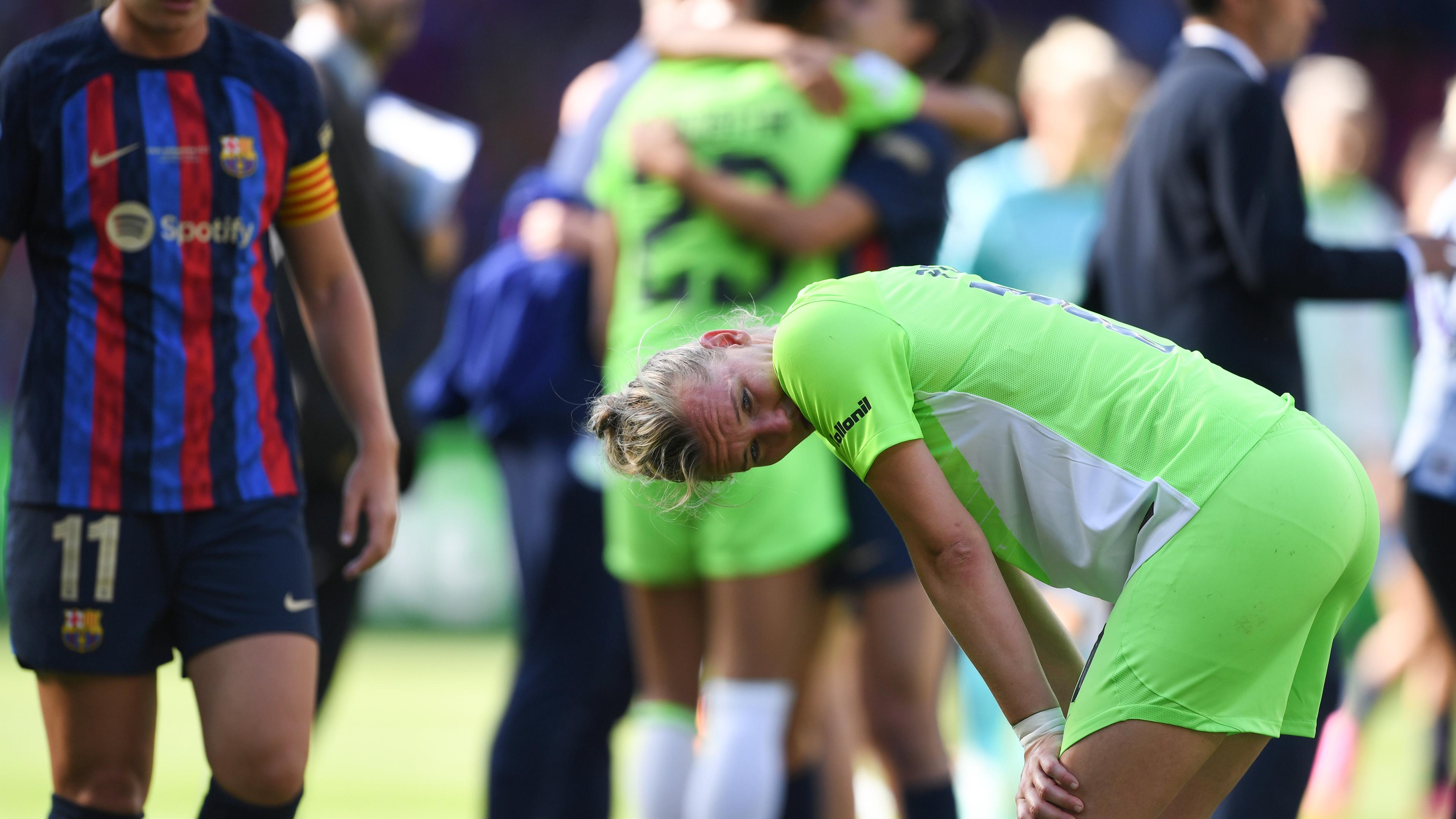 Niederlande, Eindhoven: Fußball, Frauen: Champions League, FC Barcelona - VfL Wolfsburg. Wolfsburgs Alexandra Popp steht nach dem Spiel auf dem Rasen und reagiert nach der Niederlage.