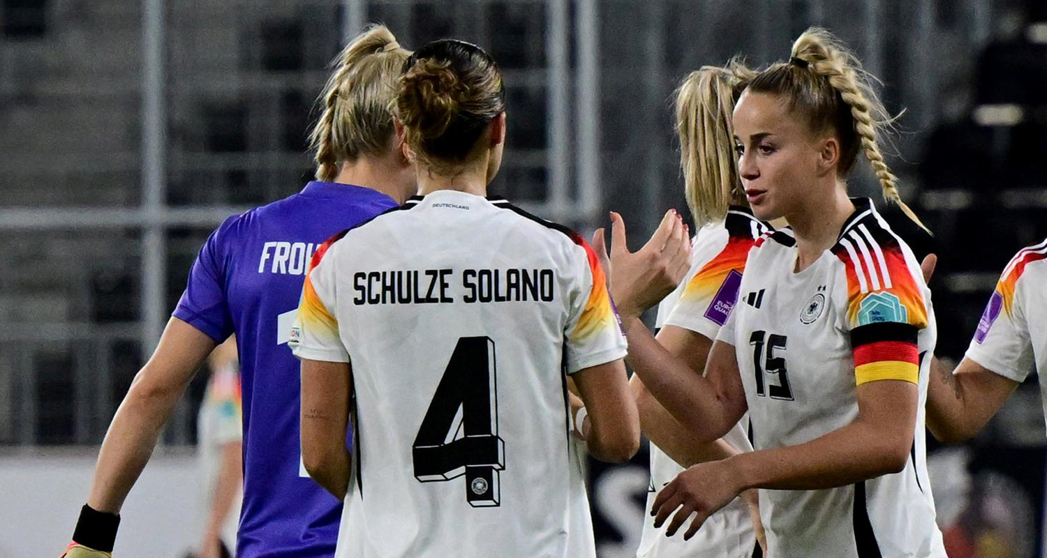 Fußball, Frauen, EM 2025 Qualifikation: Österreich - Deutschland: Deutschlands Giulia Gwinn (r) feiert mit Bibiane Schulze Solano (Rückennummer 4) und anderen Teamkolleginnen den Sieg.