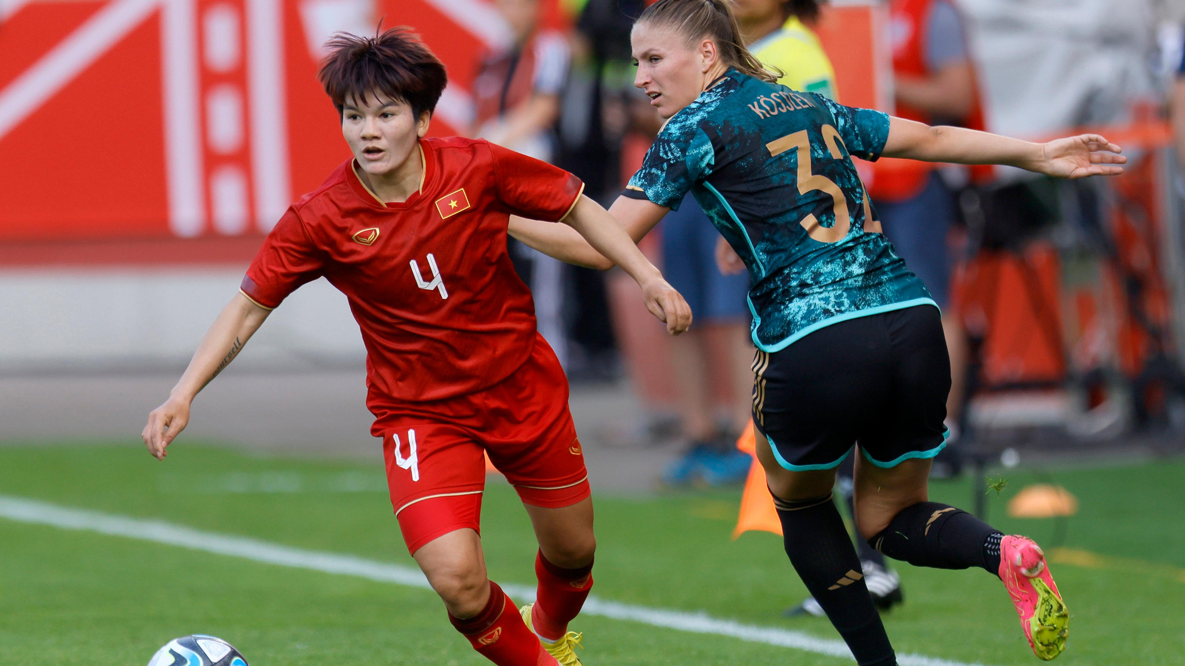 Fußball, Frauen, Länderspiel, Deutschland - Vietnam: Melissa Koessler (r) in Aktion gegen Vietnams Tran Thi Thu (l).