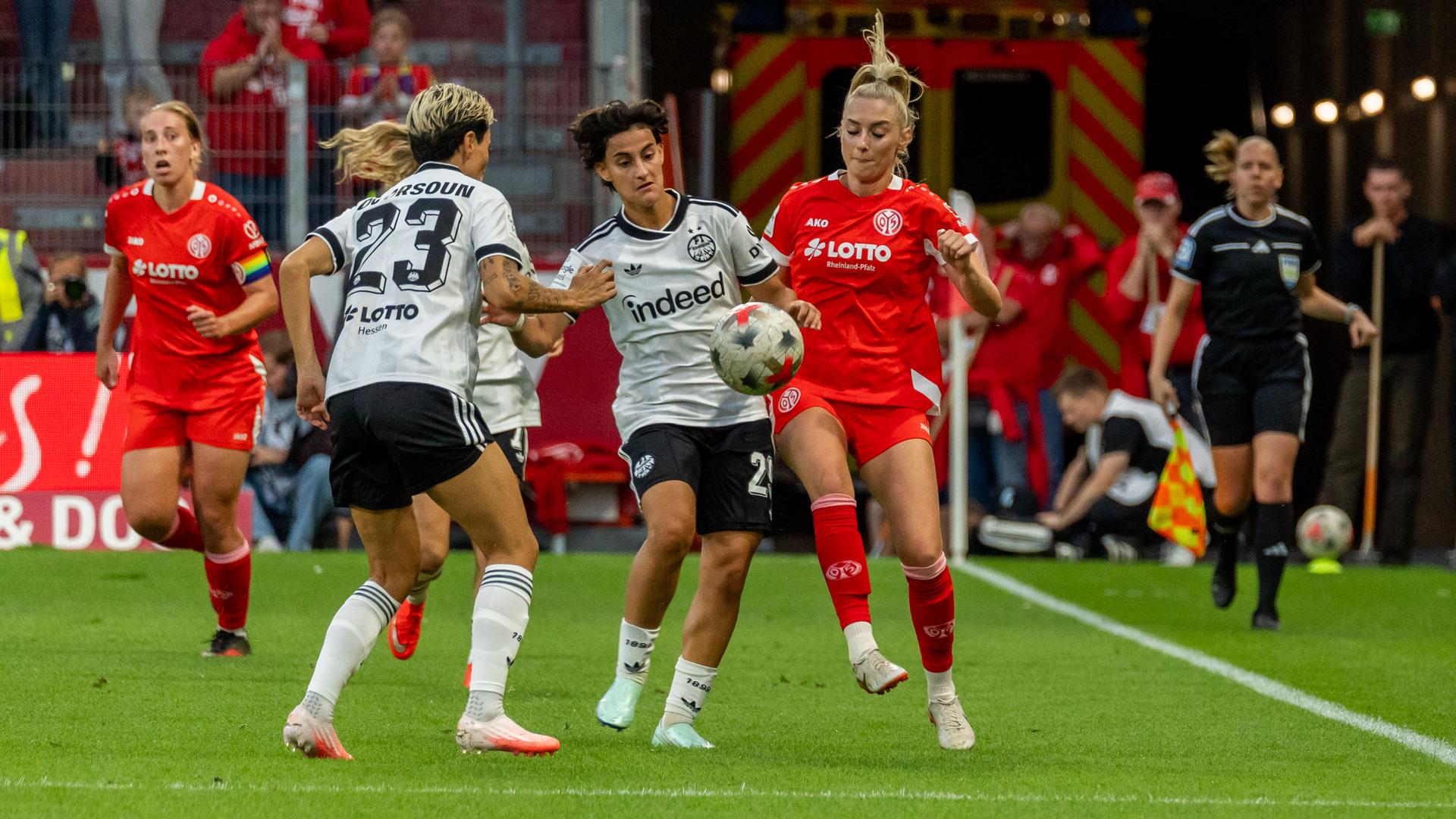 Fußball, Frauen-Bundesliga: Mainz 05 - Eintracht Frankfurt.