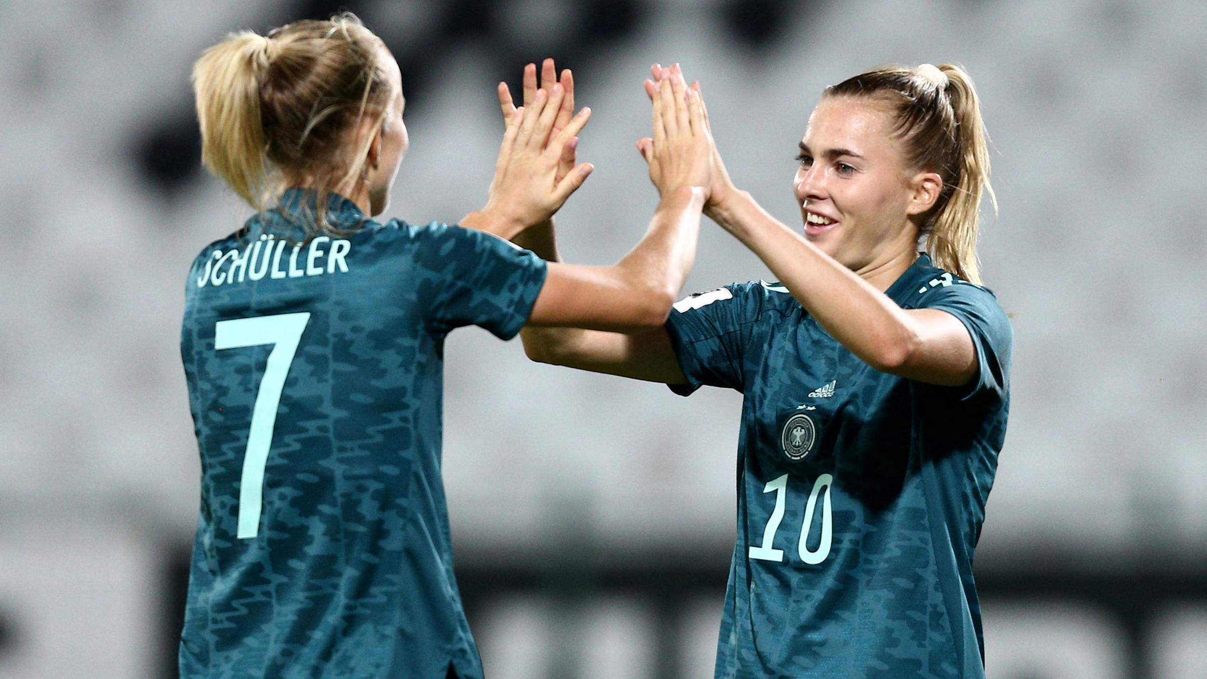 Fußball, Frauen: WM-Qualifikation, Bulgarien - Deutschland: Deutschlands Laura Freigang feiert das zweite Tor mit Lea Schüller.