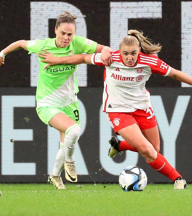 Ewa Pajor (VfL Wolfsburg) und Georgia Stanway (FC Bayern München)
