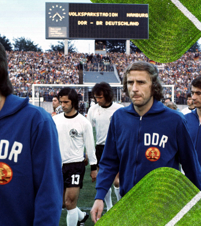 DDR-Fußballspieler laufen ein zum Spiel gegen die BRD