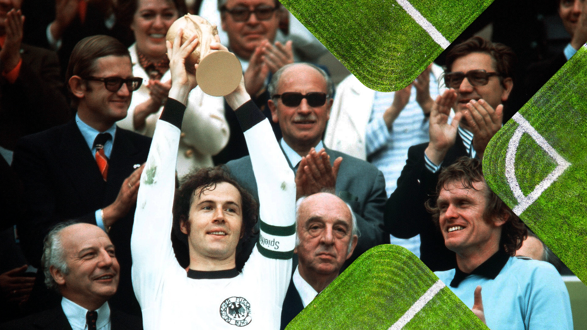 Franz Beckenbauer hält den WM-Pokal hoch - Deutschland ist Fußballweltmeister 1974