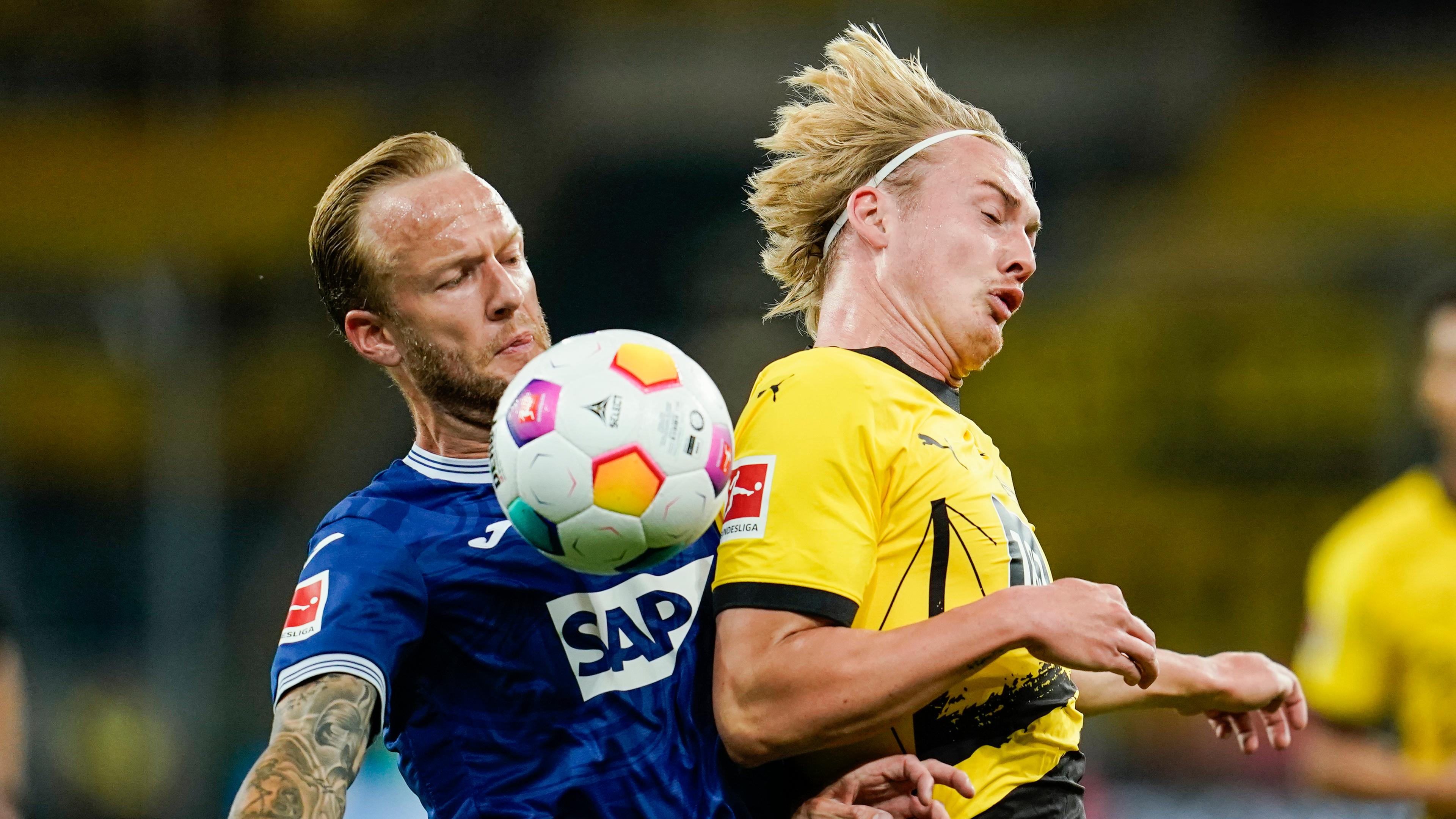 Der Hoffenheimer Kevin Vogt und Julian Brandt von Borussia Dortmund kämpfen um den Ball.