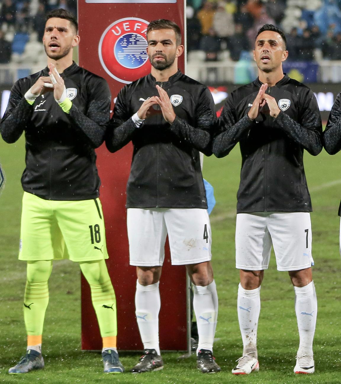 or dem Spiel gegen Kosovo singen die israelischen Spieler die israelische Nationalhymne und erinnern an die Hamas-Geiseln