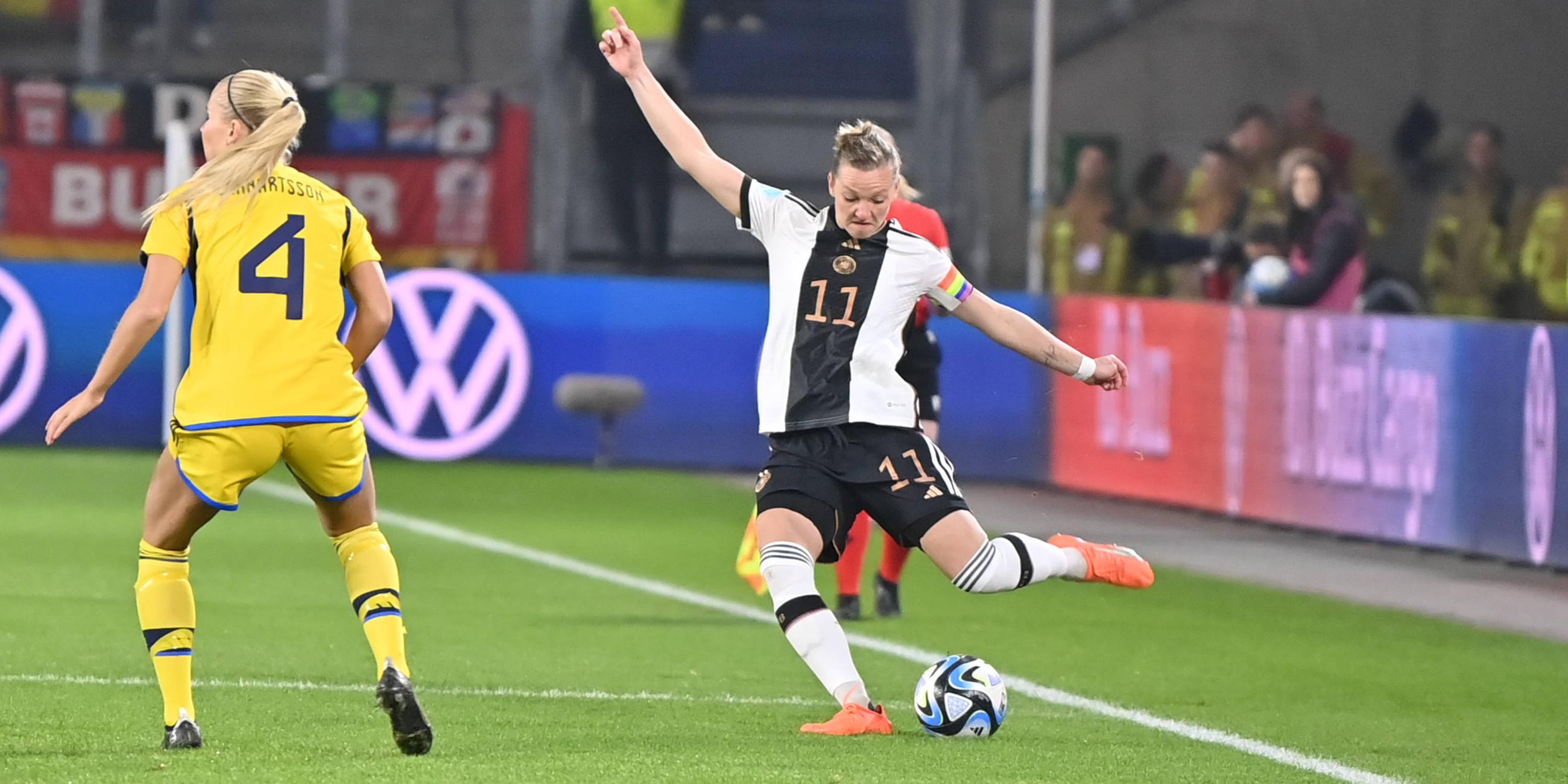 Fußball, Frauen: Länderspiele, Deutschland - Schweden: Alexandra Popp (DFB-Frauen , Deutschland, 11) flankt den Ball nach vorne