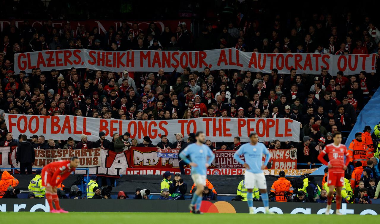 Fußball: Bayern-Fans protestieren beim Spiel in Manchester gegen Investoren.