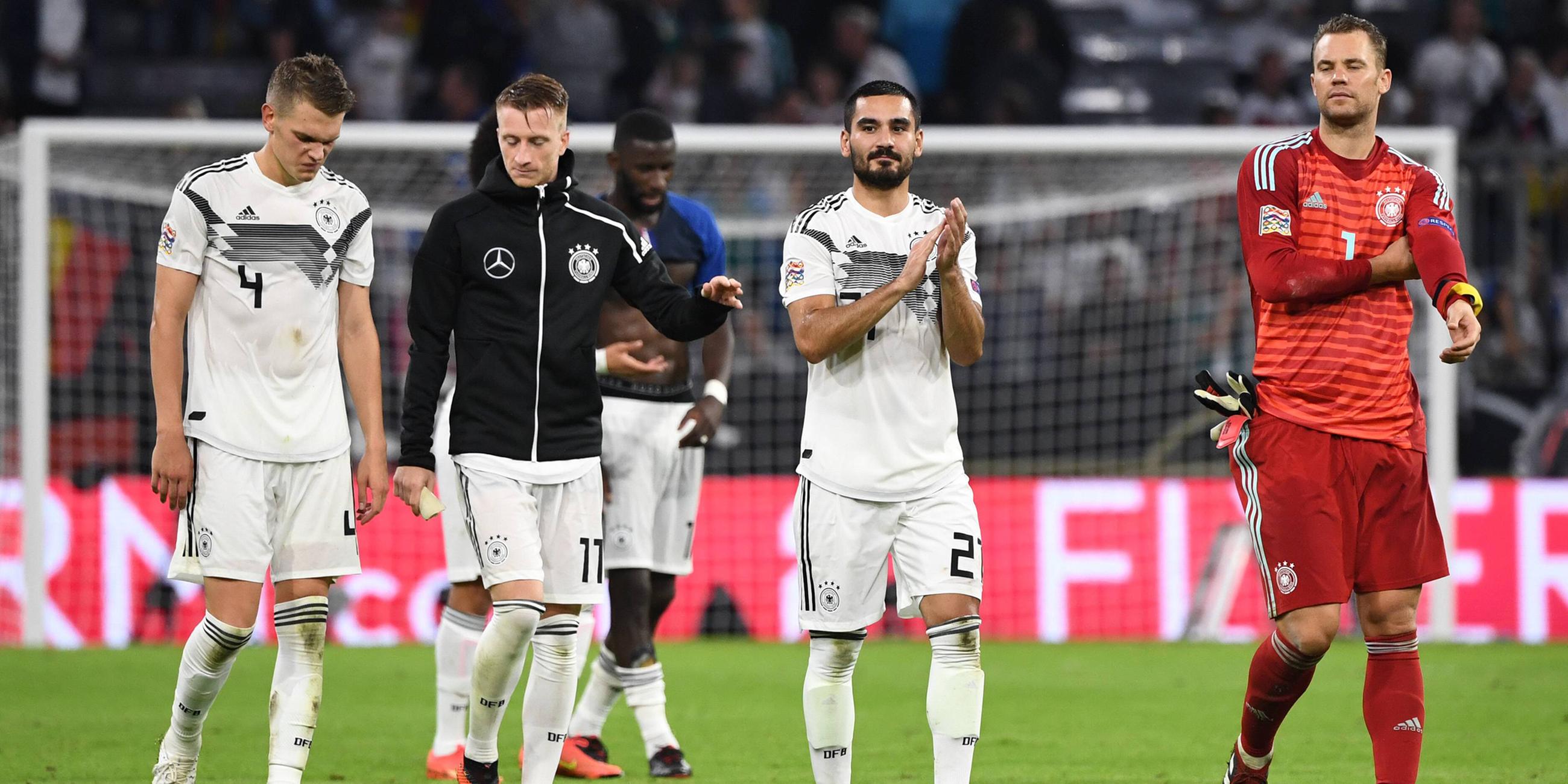 Deutschland - Frankreich (0:0), v. l. Matthias Ginter (Deutschland), Marco Reus (Deutschland), Ilkay Gündogan (Deutschland), Torwart Manuel Neuer (Deutschland) nach Abpfiff.