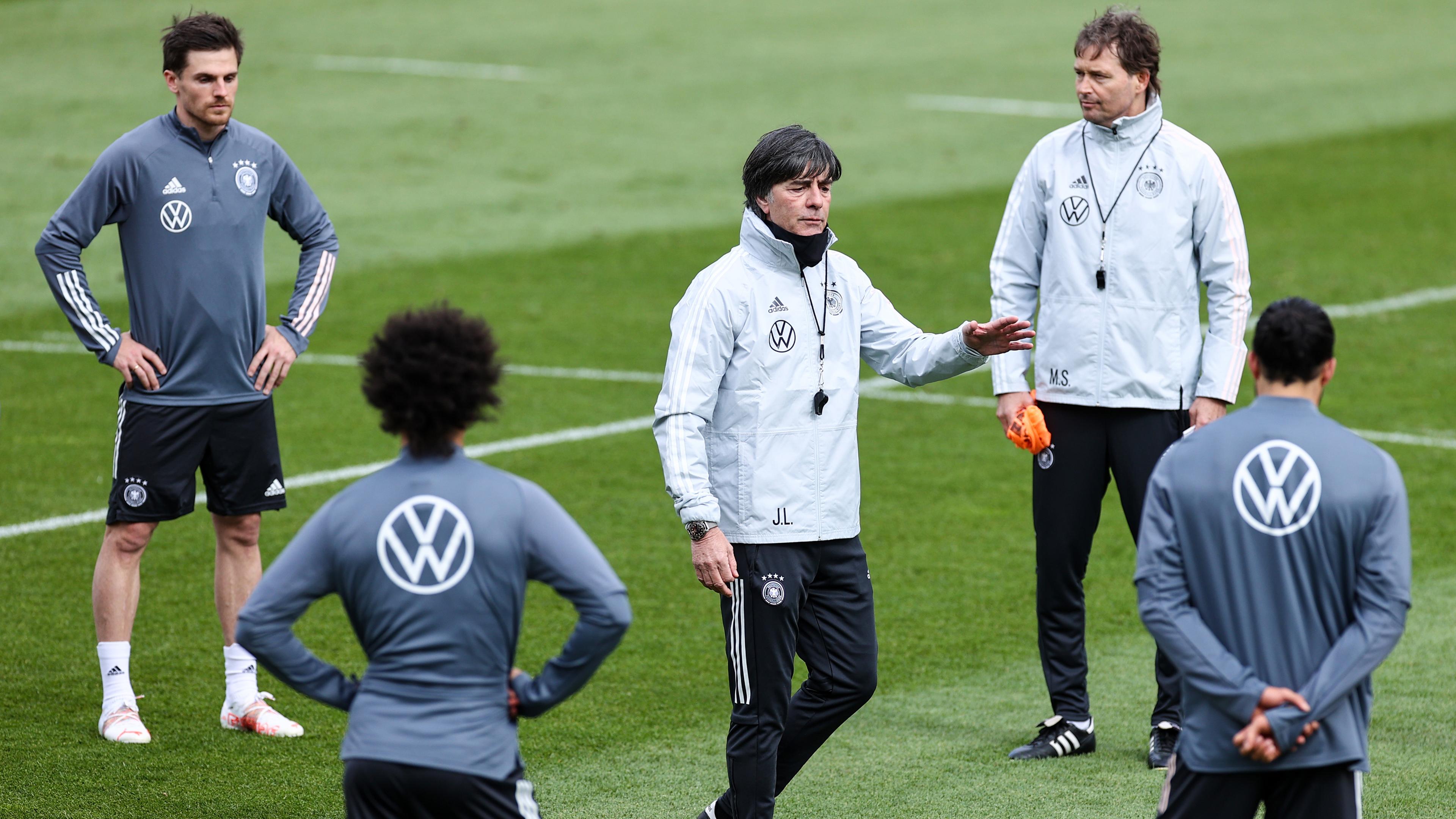 Bundestrainer Joachim Löw gibt Anweisungen im Training der Nationalmannschaft