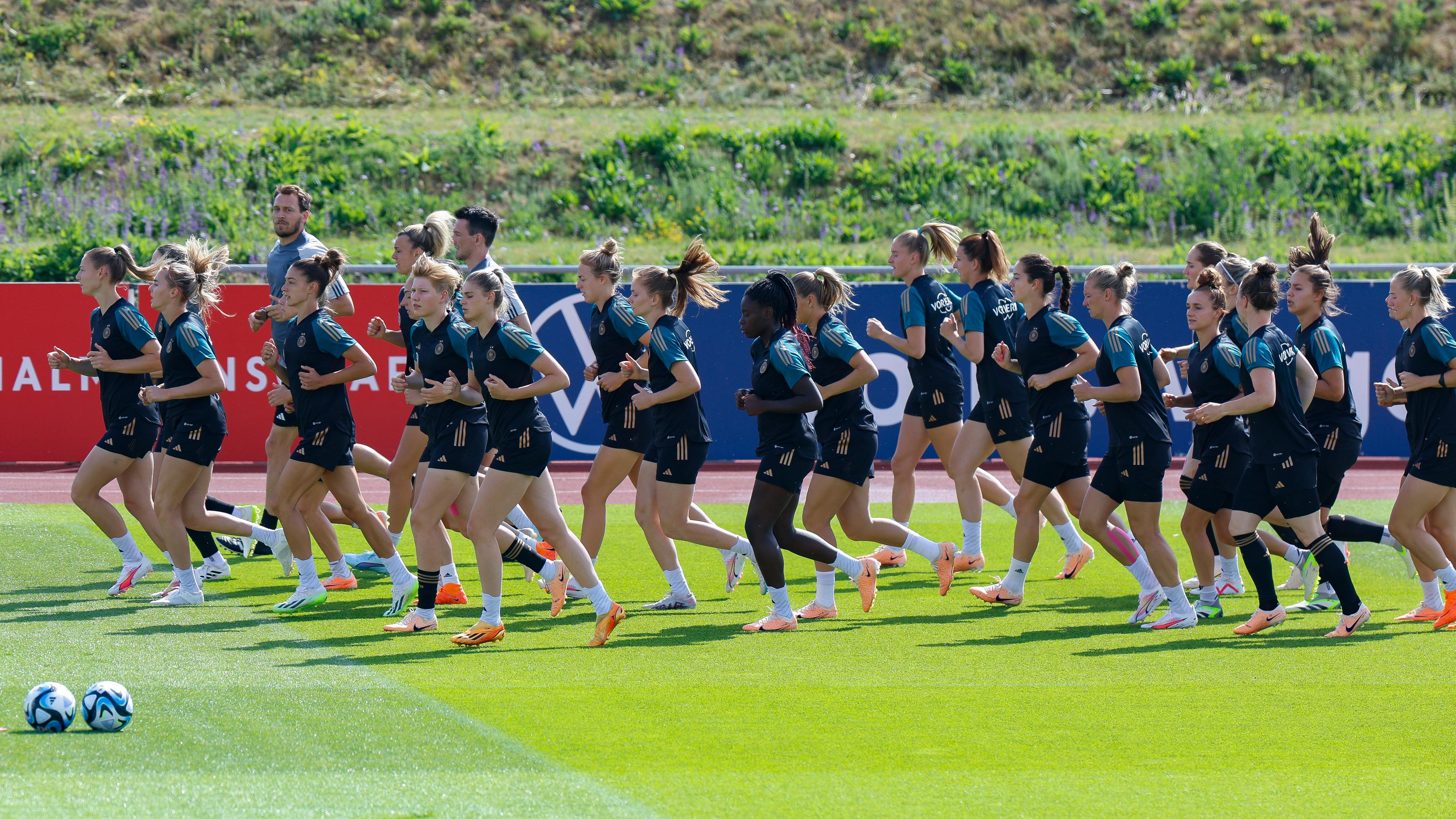Bayern, Herzogenaurach: Fußball: Nationalteam, Frauen, WM, Training im Adi-Dassler-Stadion: Die Nationalspielerinnen laufen sich beim Training warm.