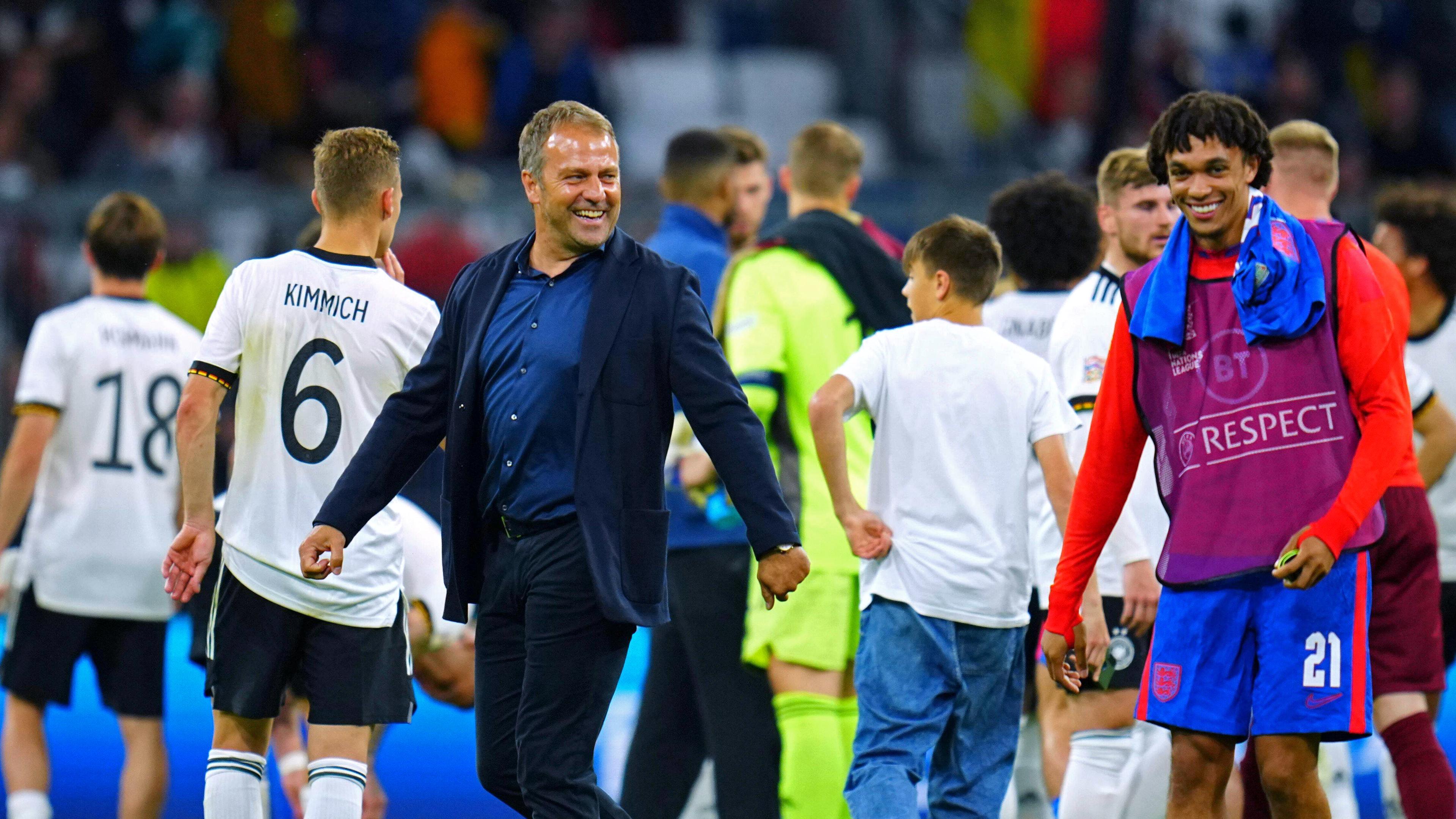 Hansi Flick scherzt mit Trent Alexander Arnold nach dem Spiel Deutschland gegen England in München am 07.06.2022