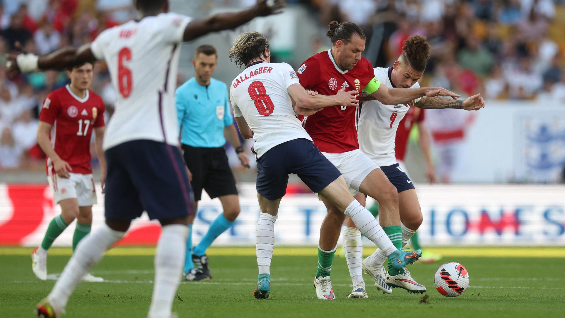 Fußball: Nations League, England - Ungarn: Ungarns Adam Szalai in Aktion gegen Englands Conor Gallagher and Kalvin Phillips.