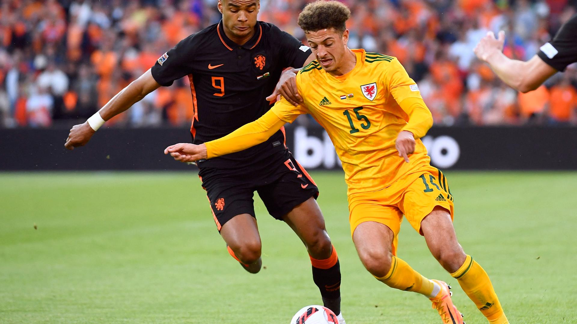 Fußball: Nations League, Niederlande - Wales: Ethan Ampadu (Wales) in Aktion gegen Cody Gakpo (Niederlande)