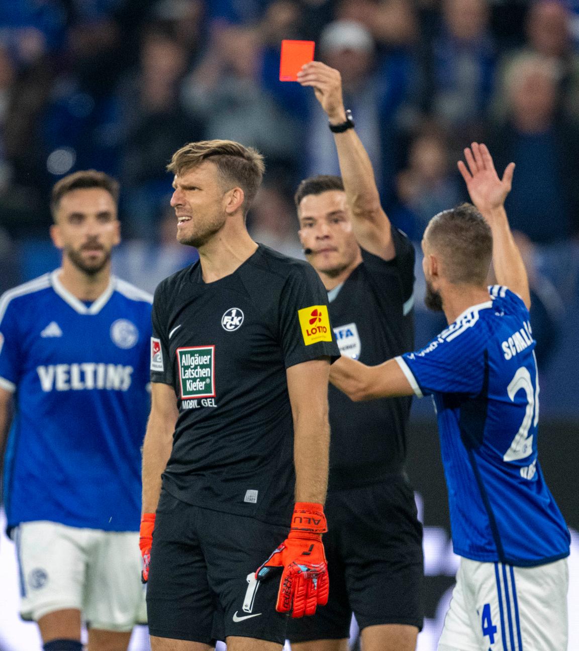 Fußball: FCK-Keeper Luthe wird gegen Schalke vom Platz gestellt.