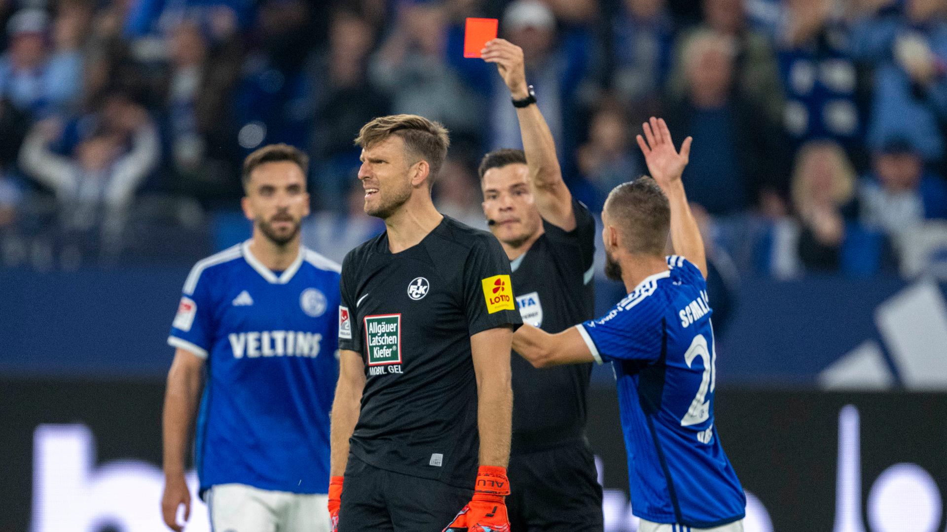Fußball: FCK-Keeper Luthe wird gegen Schalke vom Platz gestellt.