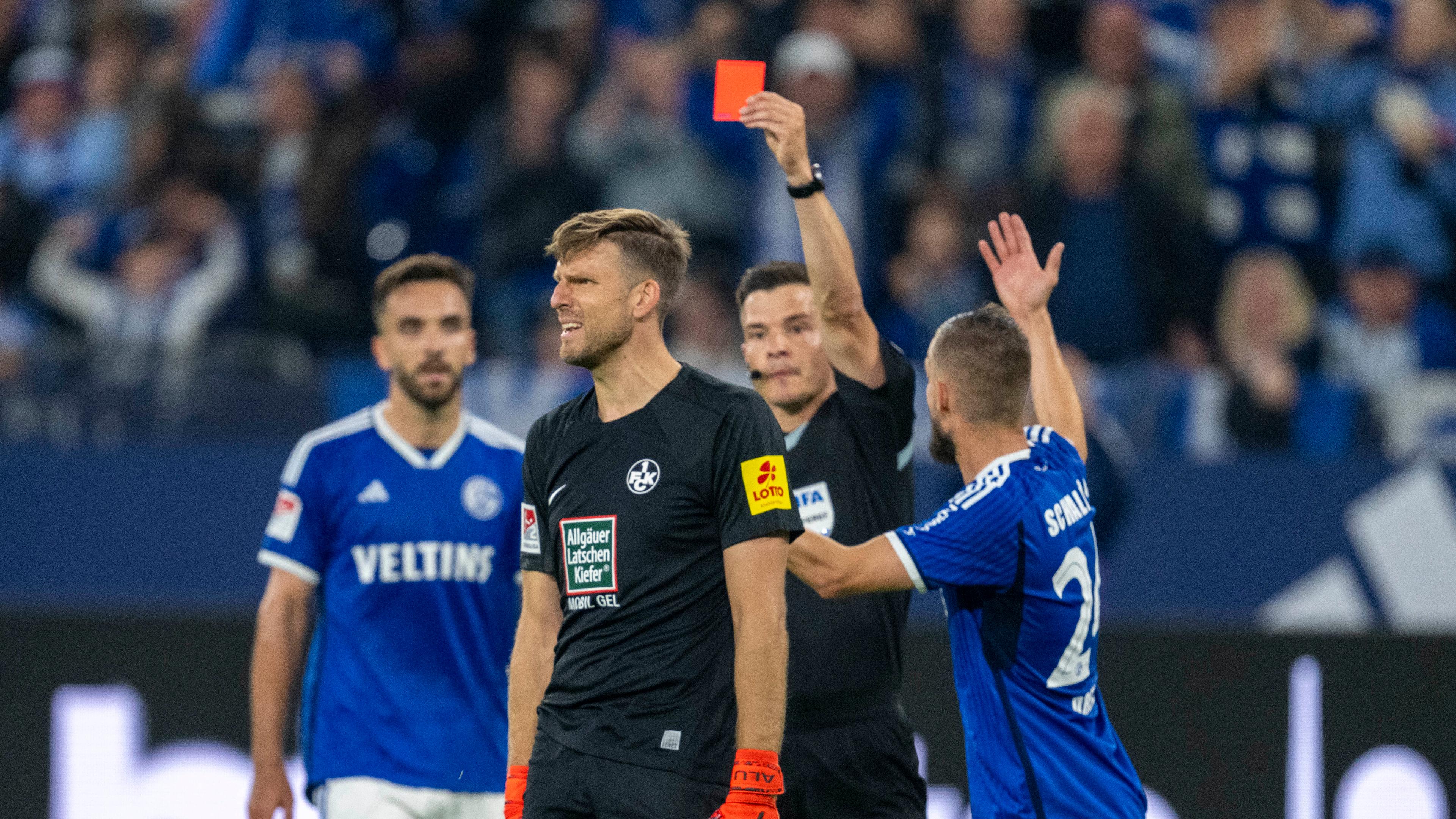 Fußball: FCK-Keeper Luthe wird gegen Schalke vom Platz gestellt.