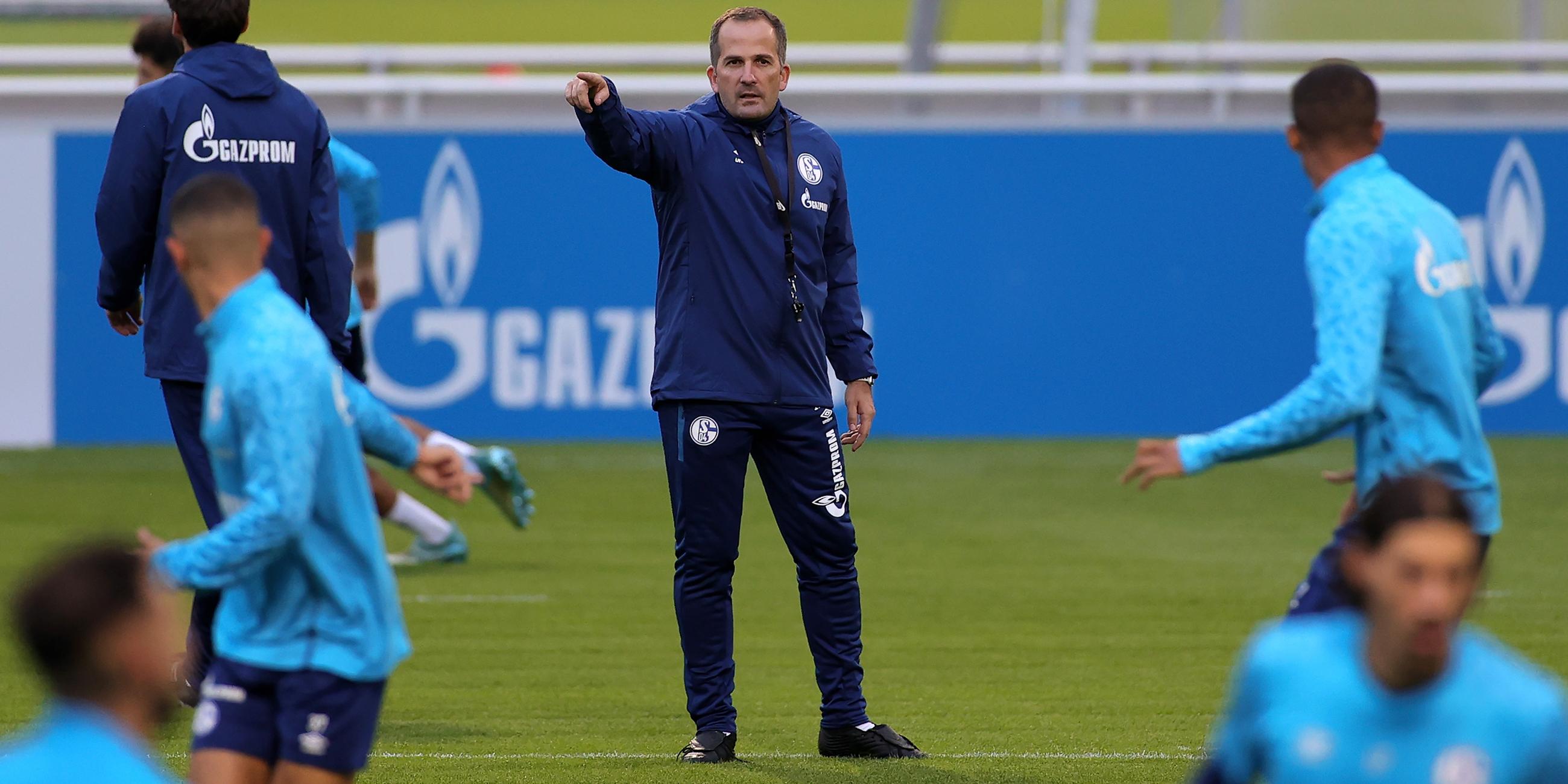 Schalke-Coach Manuel Baum gibt im Training Anweisungen an seine Spieler