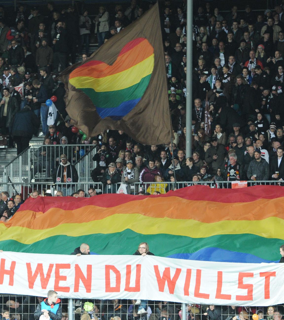 Fans des FC St. Pauli demonstrieren im Millerntorstadion gegen Homophobie.
