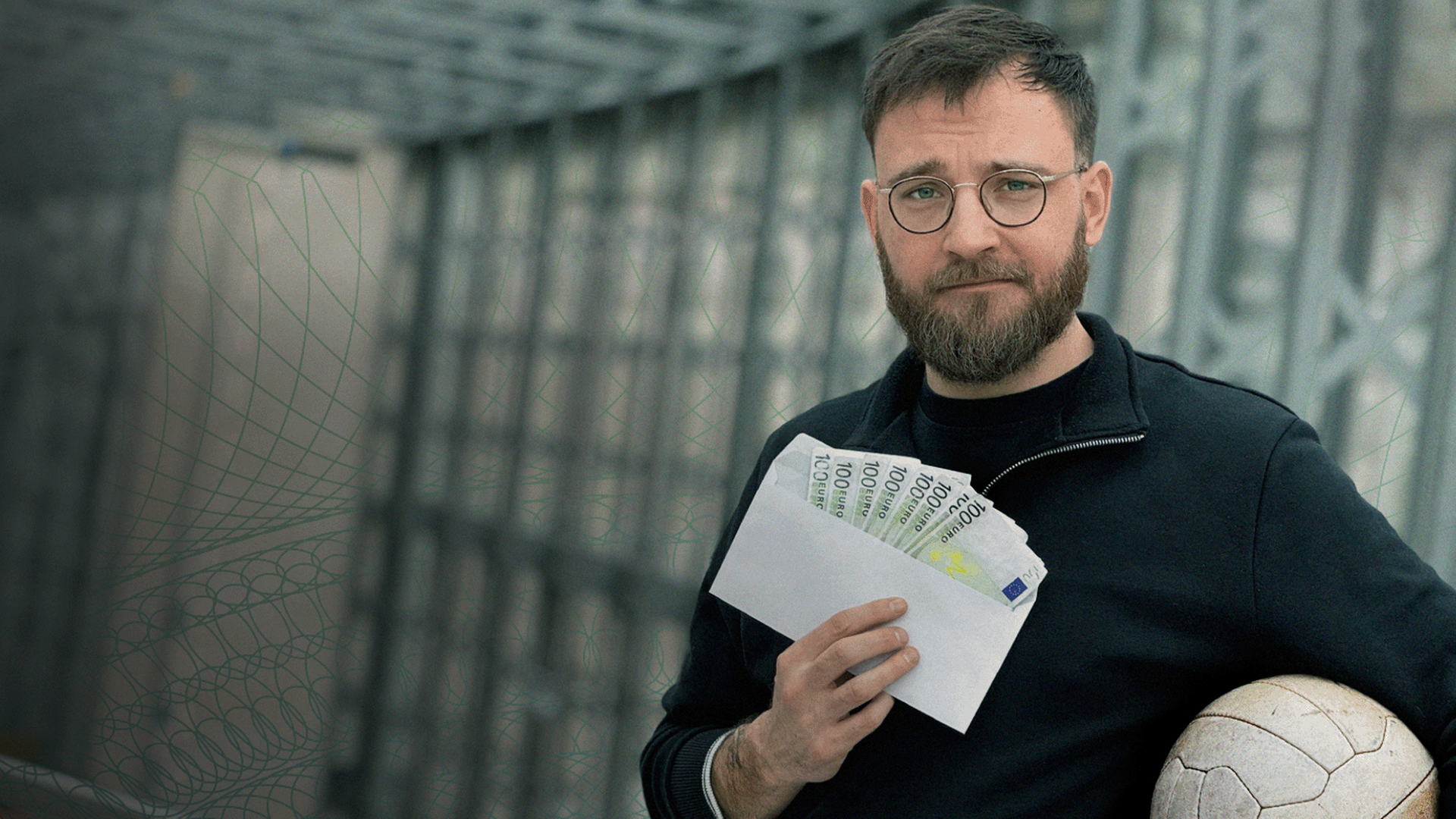 Nico Heymer hält Umschlag mit mehreren 100-Euro-Geldscheinen in der Hand