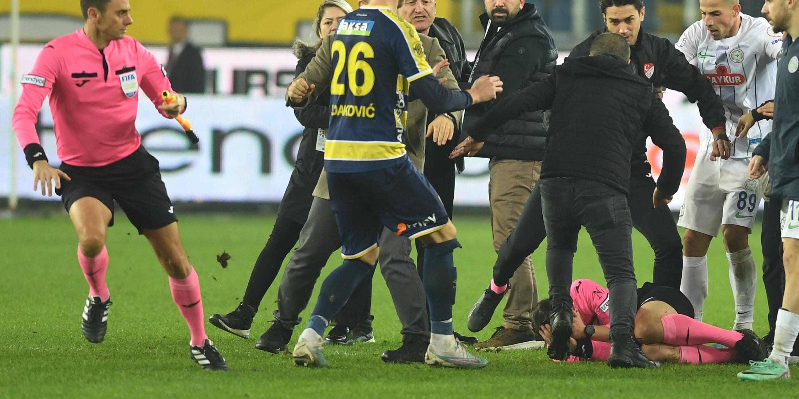 Schiedsrichter Halil Umut Meler liegt nach einem Angriff während eines Spiels in der Süper Liga am Boden