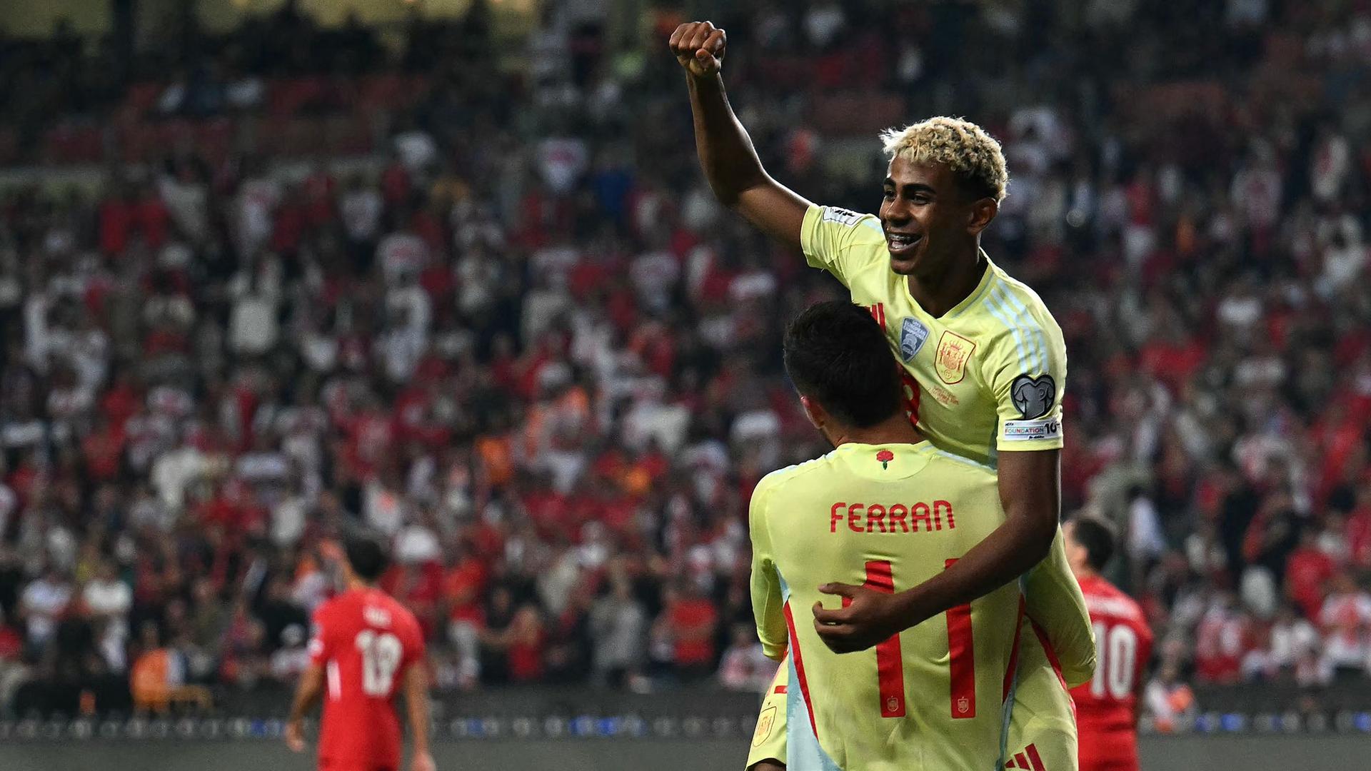 Fußball: Türkei gegen Spanien. Ein Spieler der spanischen Mannschaft hebt einen Teamkollegen hoch, der jubelt.