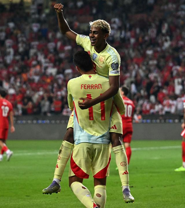 Fußball: Türkei gegen Spanien. Ein Spieler der spanischen Mannschaft hebt einen Teamkollegen hoch, der jubelt.