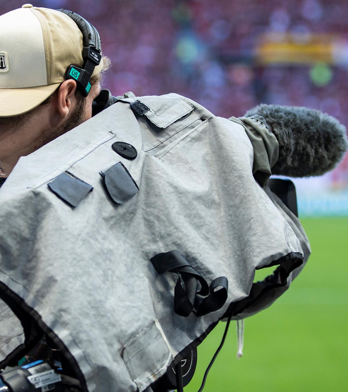 TV-Kameramann beim Fußballspiel