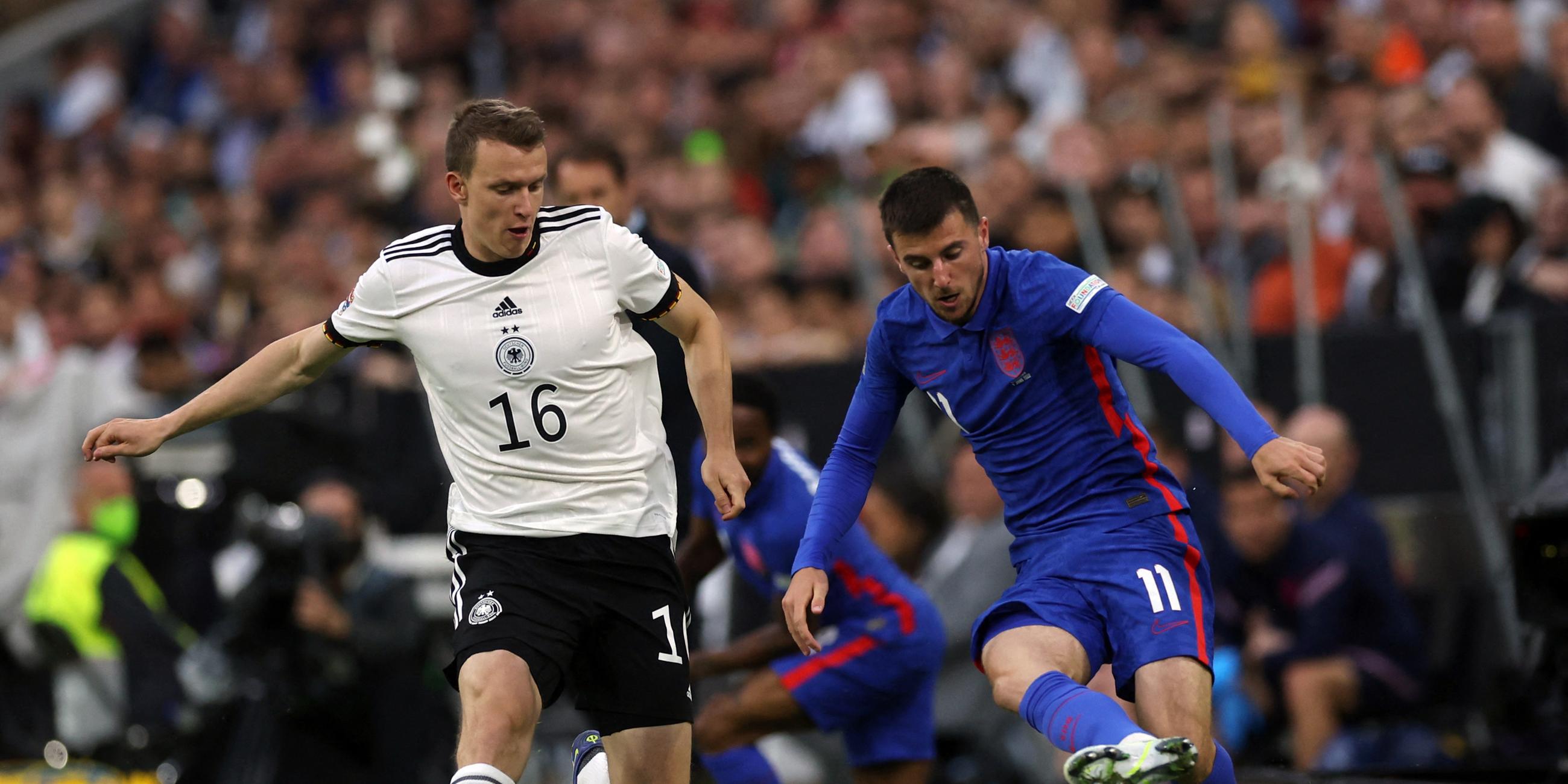 Fußball, UEFA Nationals League, Deutschland - England: Deutschlands Lukas Klostermann in Aktion gegen Englands Mason Mount.