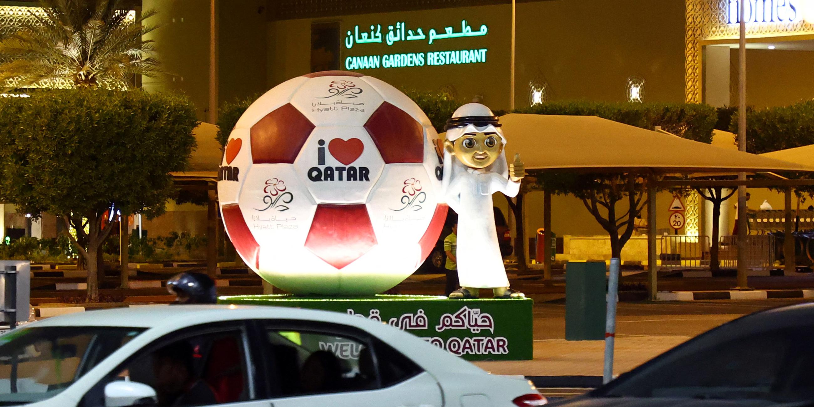 Werbung für die FIFA Fußball-Weltmeisterschaft 2022 in einem Einkaufszentrum
