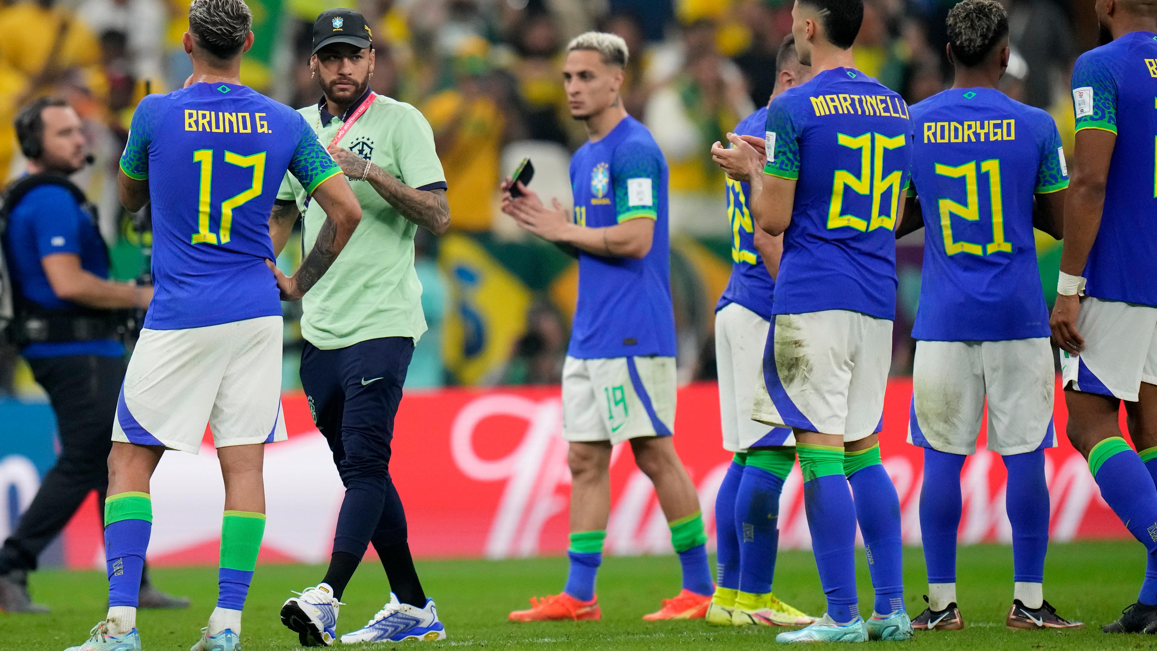 Katar, Lusail: Brasiliens Fußballer Neymar mit seinen Mannschaftskameraden nach dem Spiel gegen Kamerun.