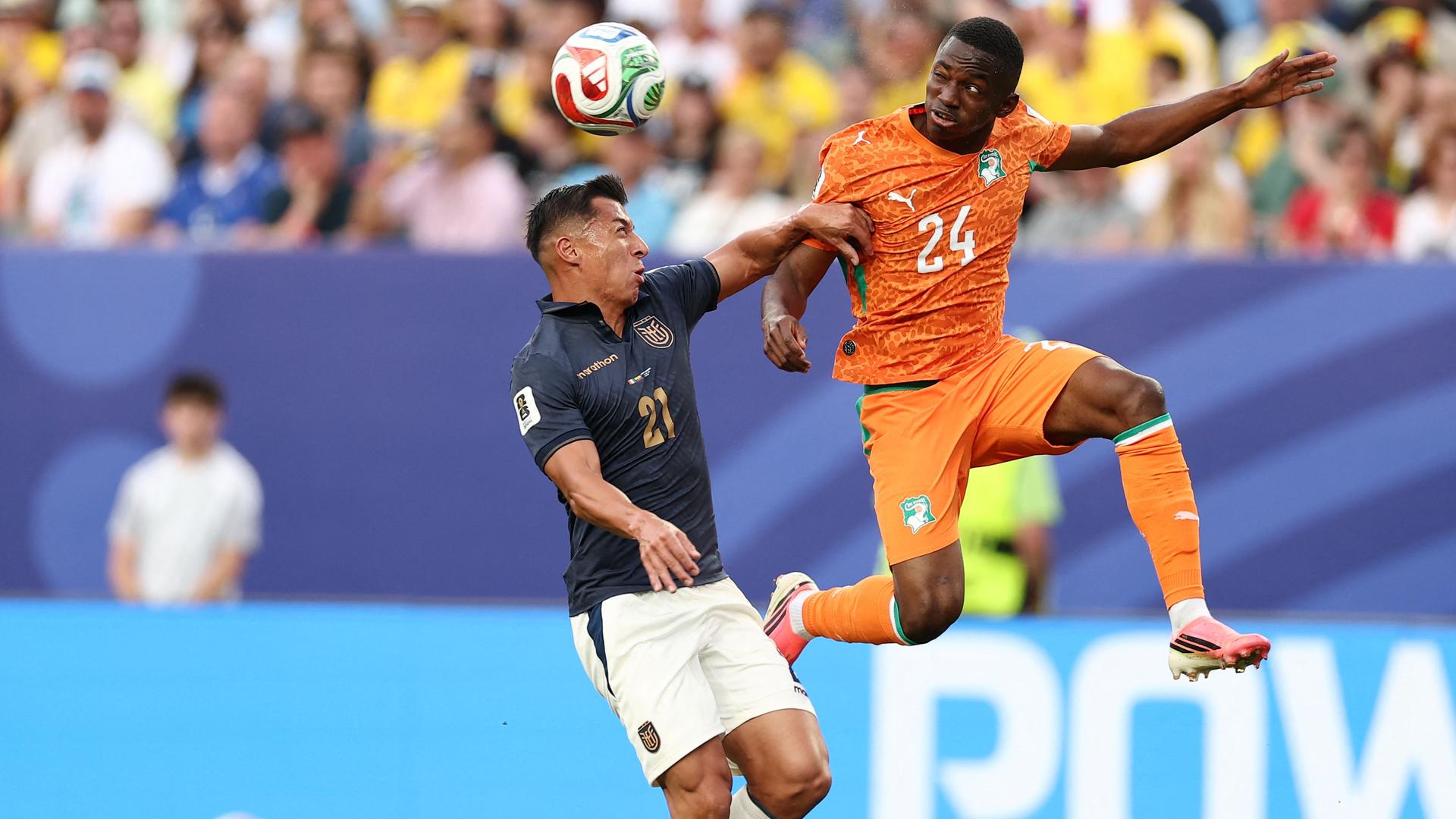 Im Duell: Alan Franco (Ecuador, l.) und Bazoumana Touré (Elfenbeinküste, r.).