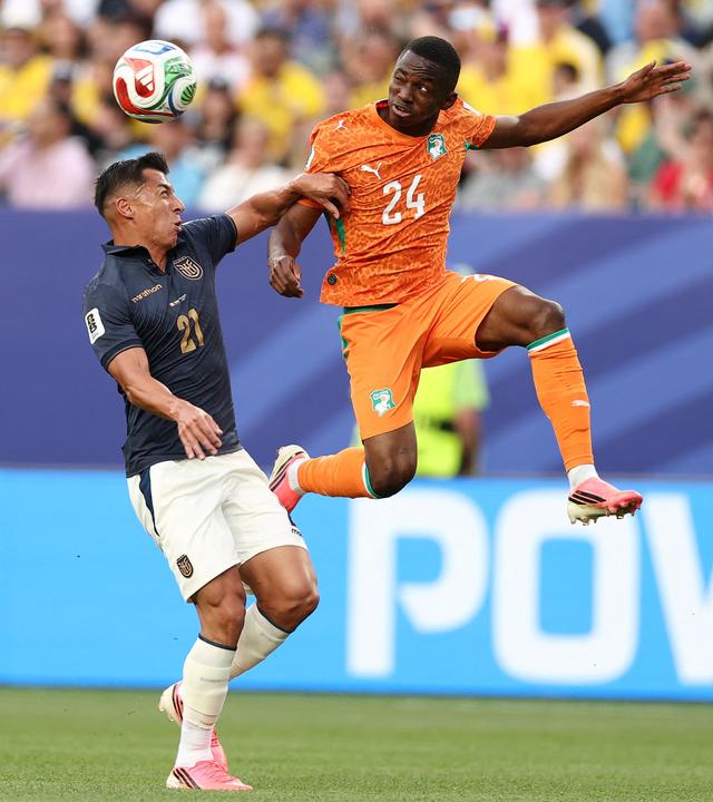 Im Duell: Alan Franco (Ecuador, l.) und Bazoumana Touré (Elfenbeinküste, r.).
