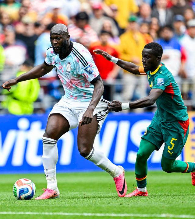 Romelu Lukaku im Zweikampf mit Idrissa Gueye