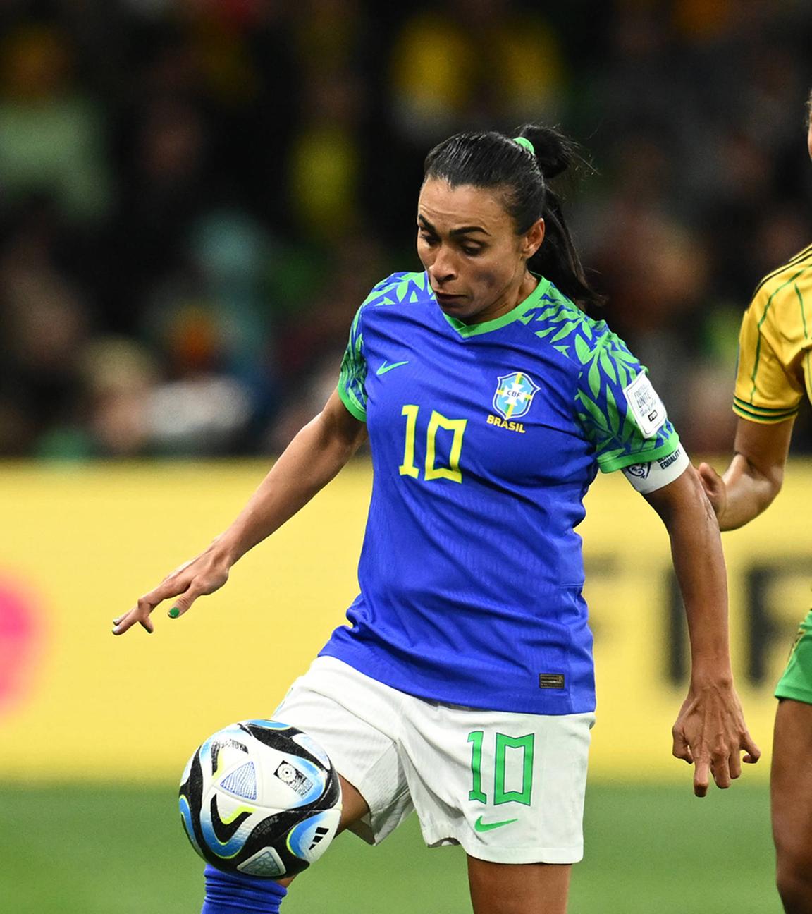 Marta (Brasilien, l) während des WM-Spiels gegen Jamaika.