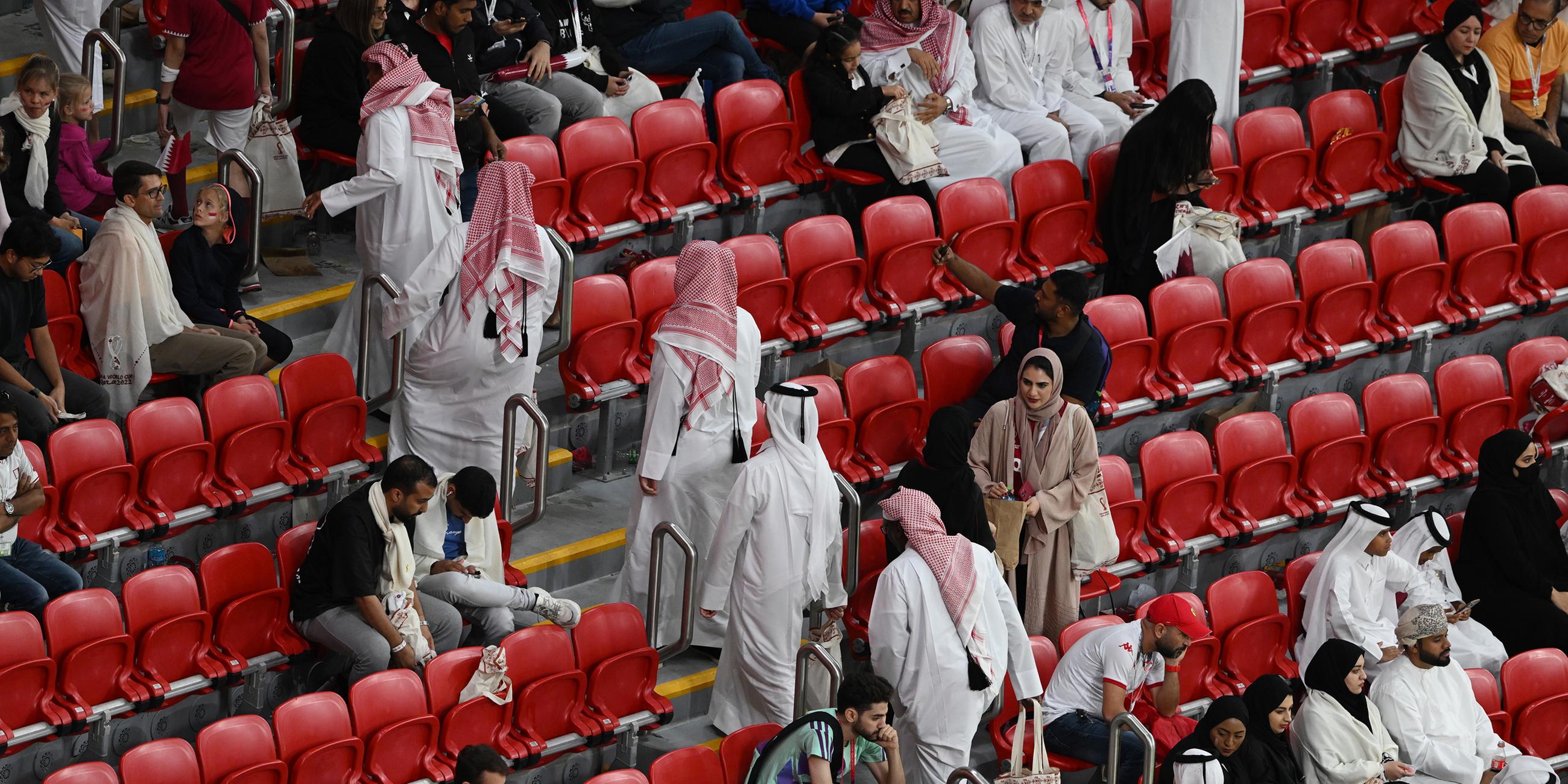 Die Zuschauer verlassen vor Spielende des Eröffnungsspiels das Al-Bait Stadion