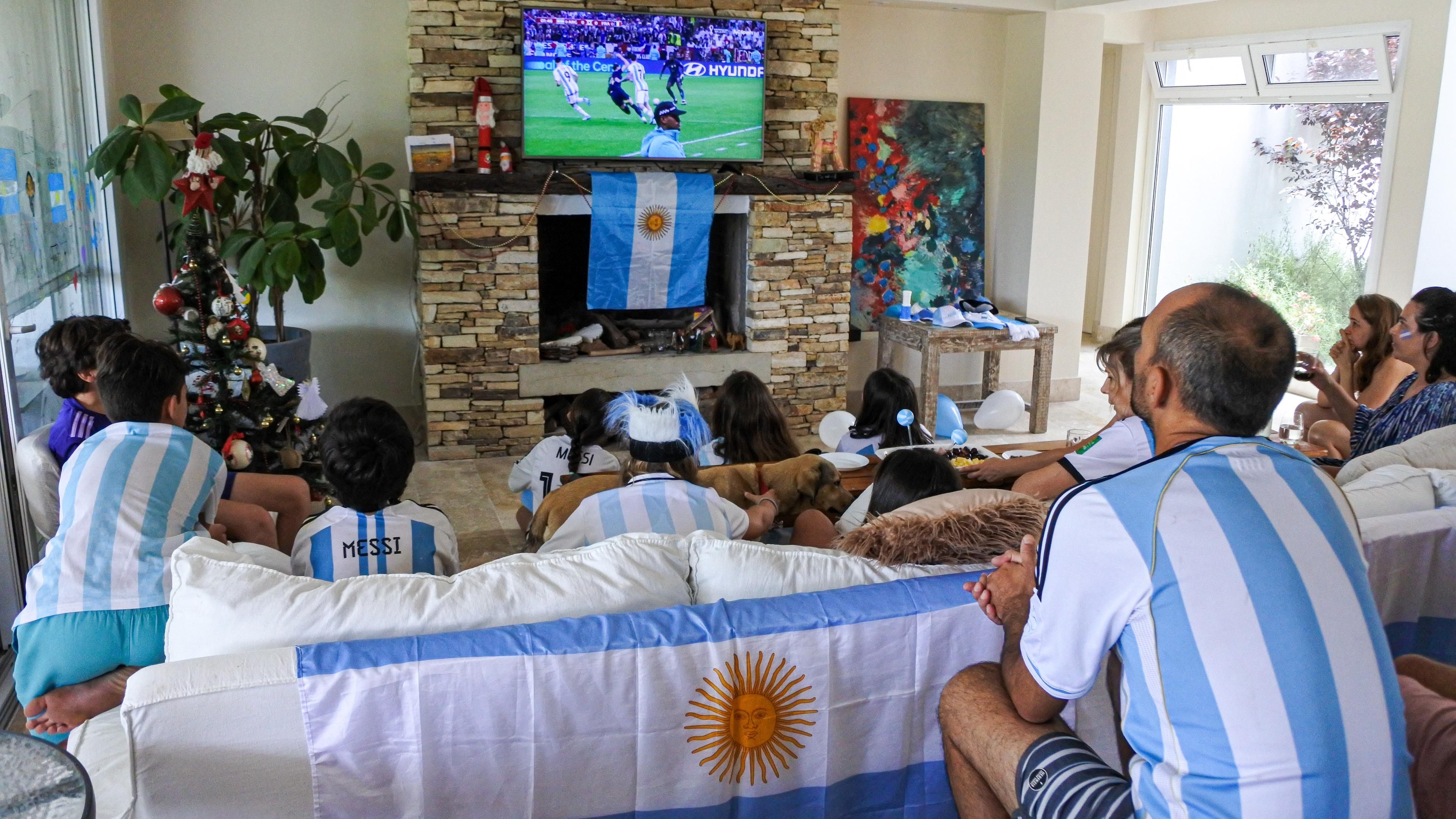 Katar, Doha: Fußball, WM 2022 in Katar, Argentinien - Frankreich, Finale, im Lusail Stadion, Argentinien-Fans verfolgen das Spiel auf einem Fernseher.