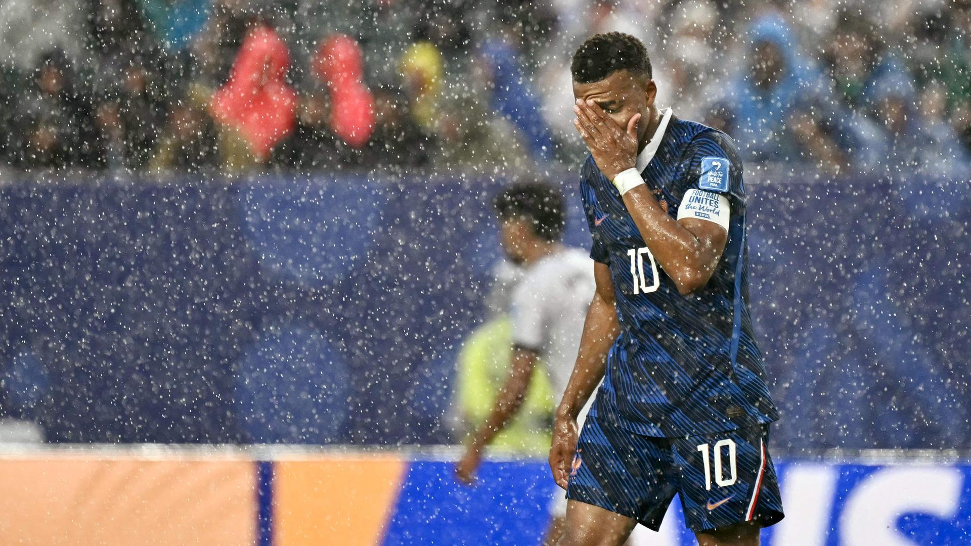Fußball-WM 2026: Frankreich gegen Irak, Kylian Mbappe im Regen